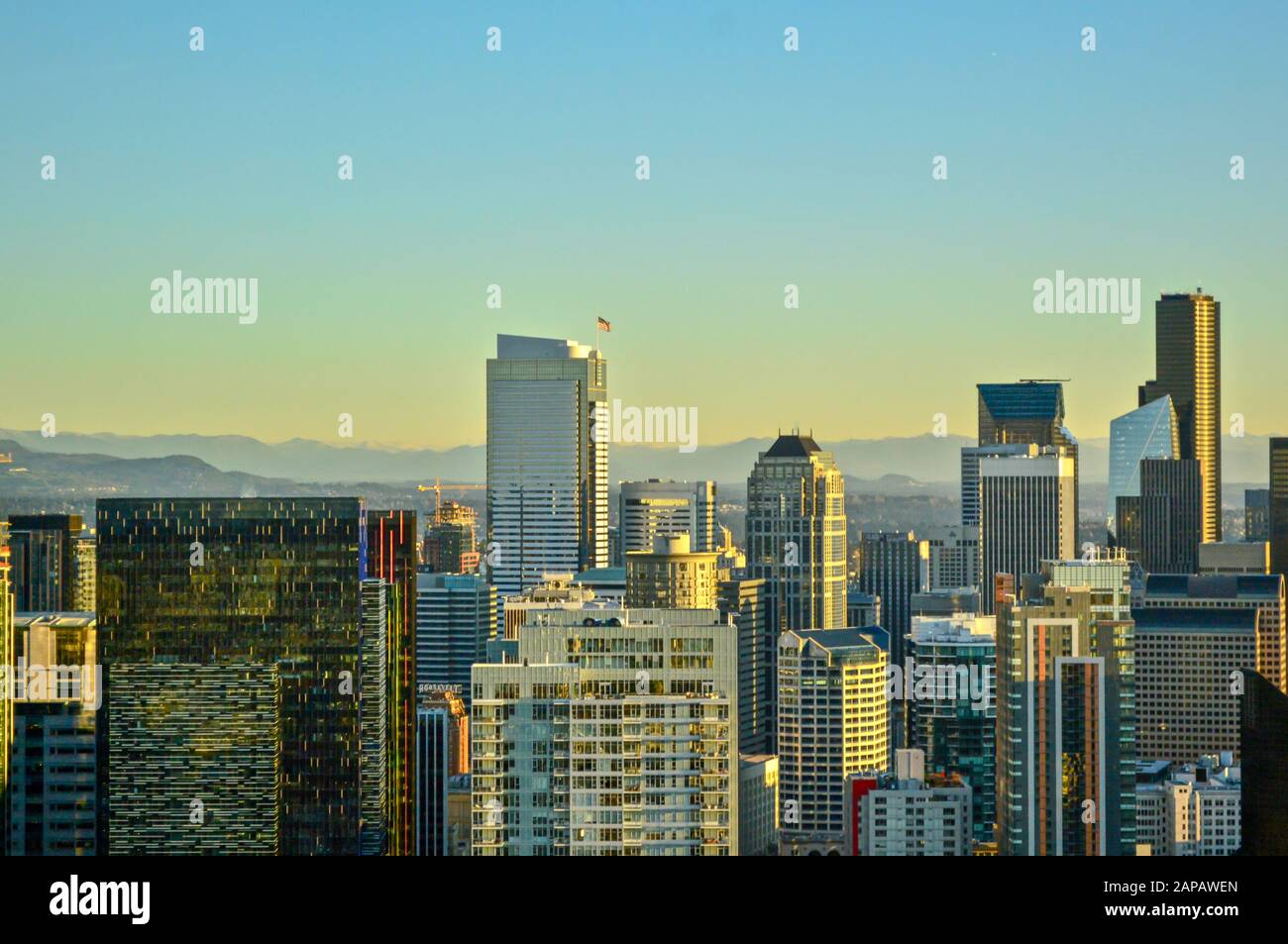 Stadtbild der Innenstadt von Seattle in der Abenddämmerung an einem klaren Wintertag, Washington Stockfoto