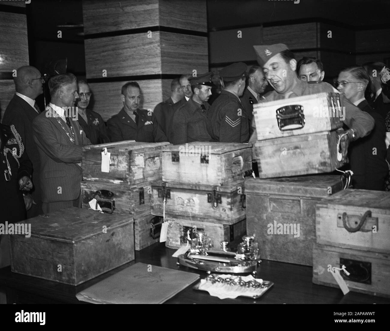 Gestohlene Diamanten aus Deutschland zurück Beschreibung: Amerikanische Besatzungsbehörden in Deutschland haben Millionen von Diamanten zurückgebracht, die von den Deutschen aus den Niederlanden gestohlen wurden, die in der Amsterdamer Bank Amsterdam in Anwesenheit von Minister Huysmans empfangen wurden. Datum: 28.August 1947 Ort: Amsterdam, Noord-Holland Schlüsselwörter: Banken, Diamanten, Militär, Minister, Zweiter Weltkrieg persönlicher Name: Huysmans G W Stockfoto