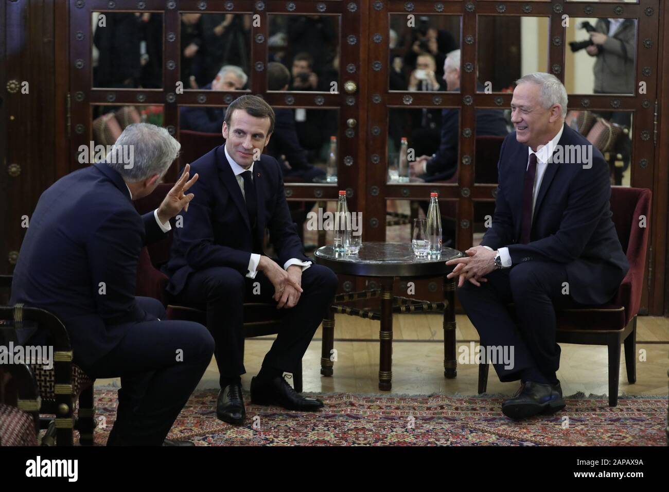 Jerusalem, Israel. Januar 2020. Der französische Präsident Emmanuel Macron trifft sich am Mittwoch, den 22. Januar 2020, mit den Blauen und Weißen Parteichefs Benny Gantz und Yair Lapid (L) vor dem Fünften Welt-Holocaust-Forum im King David Hotel in Jerusalem, Israel. Macron ist auf einer Reise nach Israel und ins Westjordanland, um die Spannungen im Iran und den palästinensischen Friedensprozess zu diskutieren. Poolfoto von Abil Sultan/UPI Credit: UPI/Alamy Live News Stockfoto