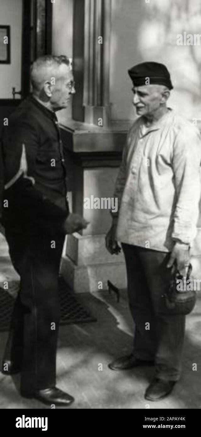 Zwei Bewohner des Königshauses für die KNIL-Soldaten Bronbeek in Arnheim in einem Korridor. Niederlande, 1936. Stockfoto