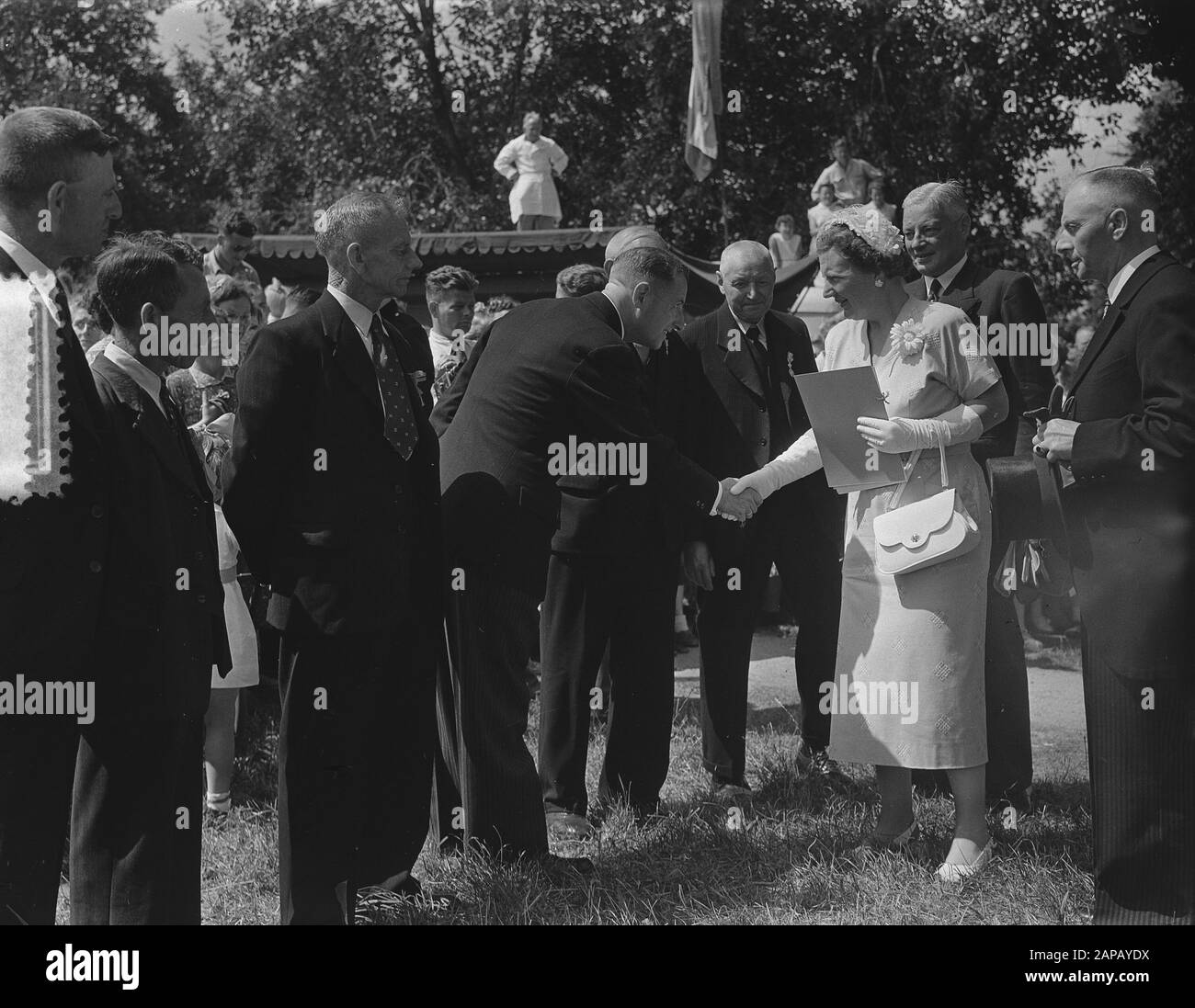 Besuchen Sie Königin Juliana zum KOP Overijssel. Besuch Blue Hand Datum: 2. Juli 1953 Ort: Overijssel Schlüsselwörter: Besuche, königliche Besuche persönlicher Name: Juliana (Königin Niederlande) Stockfoto