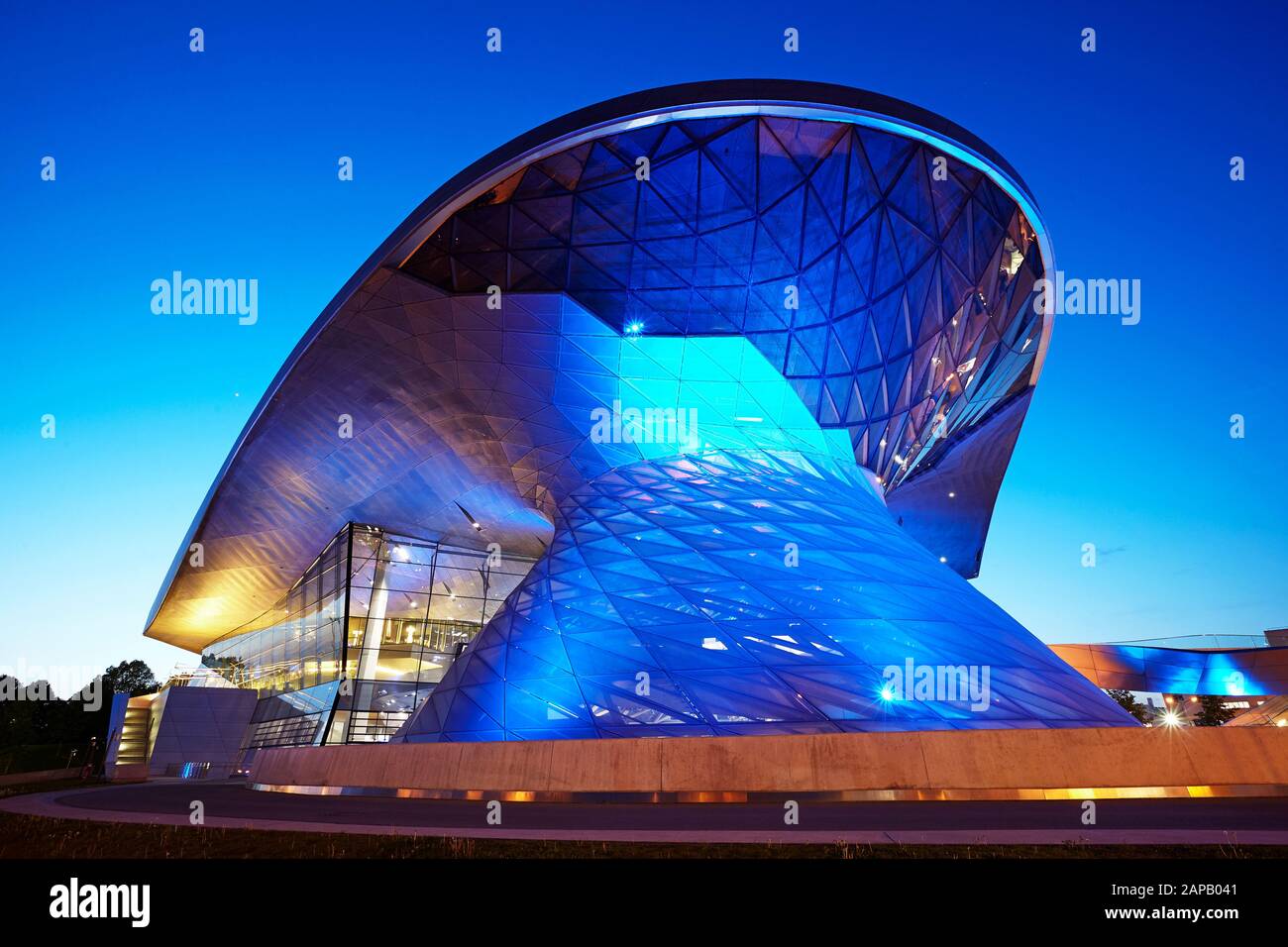 Architektonisches Detail der BMW Welt in München Bayern beleuchtet in der Abenddämmerung Stockfoto