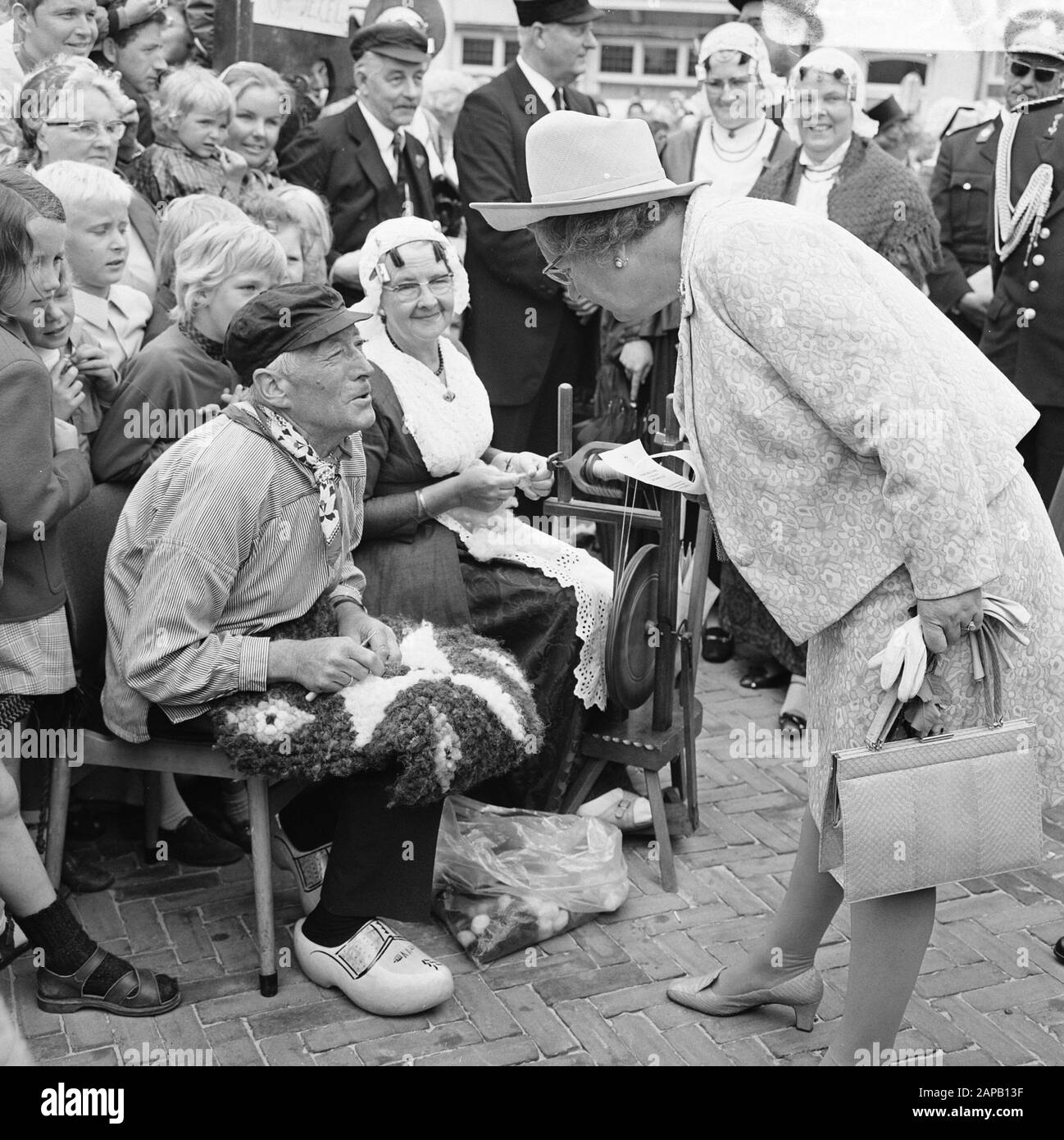 Ihre Majestät Königin Juliana besucht Texel Beschreibung: Altes Handwerk wird Königin Juliana gezeigt Datum: 18. Juni 1969 Ort: Noord-Holland, Texel Schlüsselwörter: Handwerk, Demonstrationen, Königinnen persönlicher Name: Juliana, Königin Stockfoto