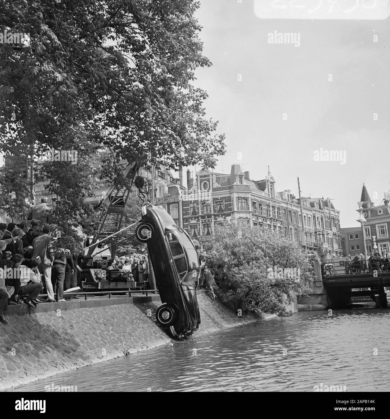Auto in Wasser aus Leidsekade, Amsterdam: Auto wird aus dem Wasser genommen mit Schlepptransporter Datum: 26. Juni 1969 Standort: Amsterdam, Noord-Holland Schlagwörter: Autos, Schlepplippen Stockfoto