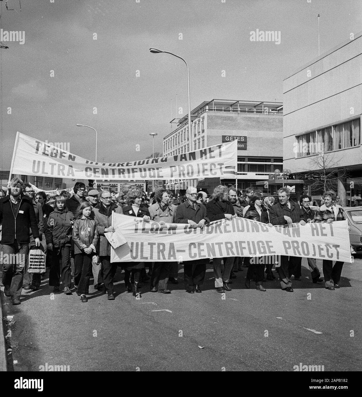 Demonstration gegen den Ausbau der Ultrazentrifuge Niederlande (UCN) in Almelo Beschreibung: Demonstrationen, Demonstranten, Atomkraft, Wiederaufarbeitungsanlagen, Banner, Antikenrengiemovement, Anti-Atomwaffen-Bewegung Datum: 2. april 1977 Ort: Almelo, Overijssel Schlüsselwörter: Antikenrengiebeweging, Anti-Atomwaffen-Bewegung, Demonstranten, Demonstrationen, Atomkraftwerke, Banner Stockfoto