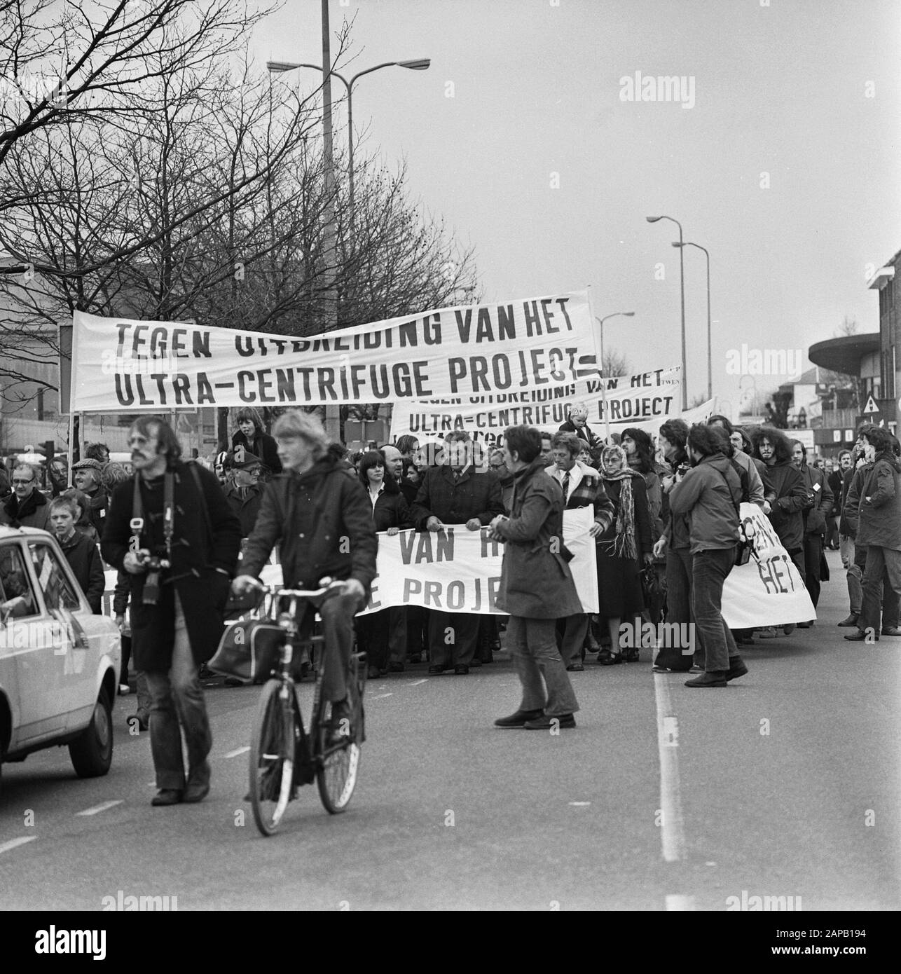 Demonstration gegen den Ausbau der Ultrazentrifuge Niederlande (UCN) in Almelo Beschreibung: Protestierende auf dem Weg Datum: 2. April 1977 Ort: Almelo, Overijssel Schlüsselwörter: Antikenrengiemoving, Anti-Atomwaffen-Bewegung, Demonstranten, Demonstrationen, Atomkraft, Wiederaufarbeitungsanlagen, Banner Stockfoto