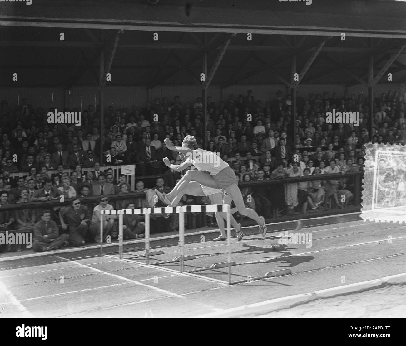 Leichtathletik. Länderwettbewerb Netherlands-Deutschland in Treebeek Beschreibung: 110 Meter Hürden (Endergebnis 1. Nederhand, 2. Bremse, 3. Zepernick (D.), 4. Parlevliet, 5. Andreas (D) Datum: 9. August 1953 Ort: Treebeek Schlagwörter: Leichtathletik Stockfoto