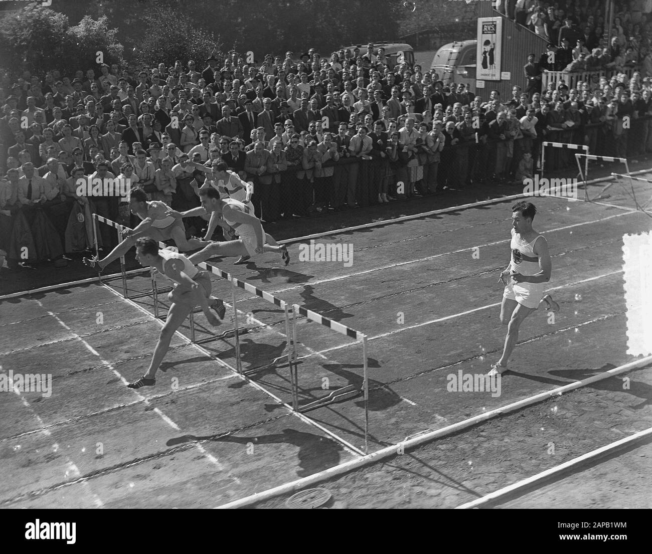 110 Meter Hürden (Endergebnis 1. Nederhand, 2. Bremse, 3. Zepernick (D.), 4. Parlevliet, 5. Andreas (D) Datum: 9. August 1953 Ort: Treebeek Schlagwörter: Leichtathletik Stockfoto