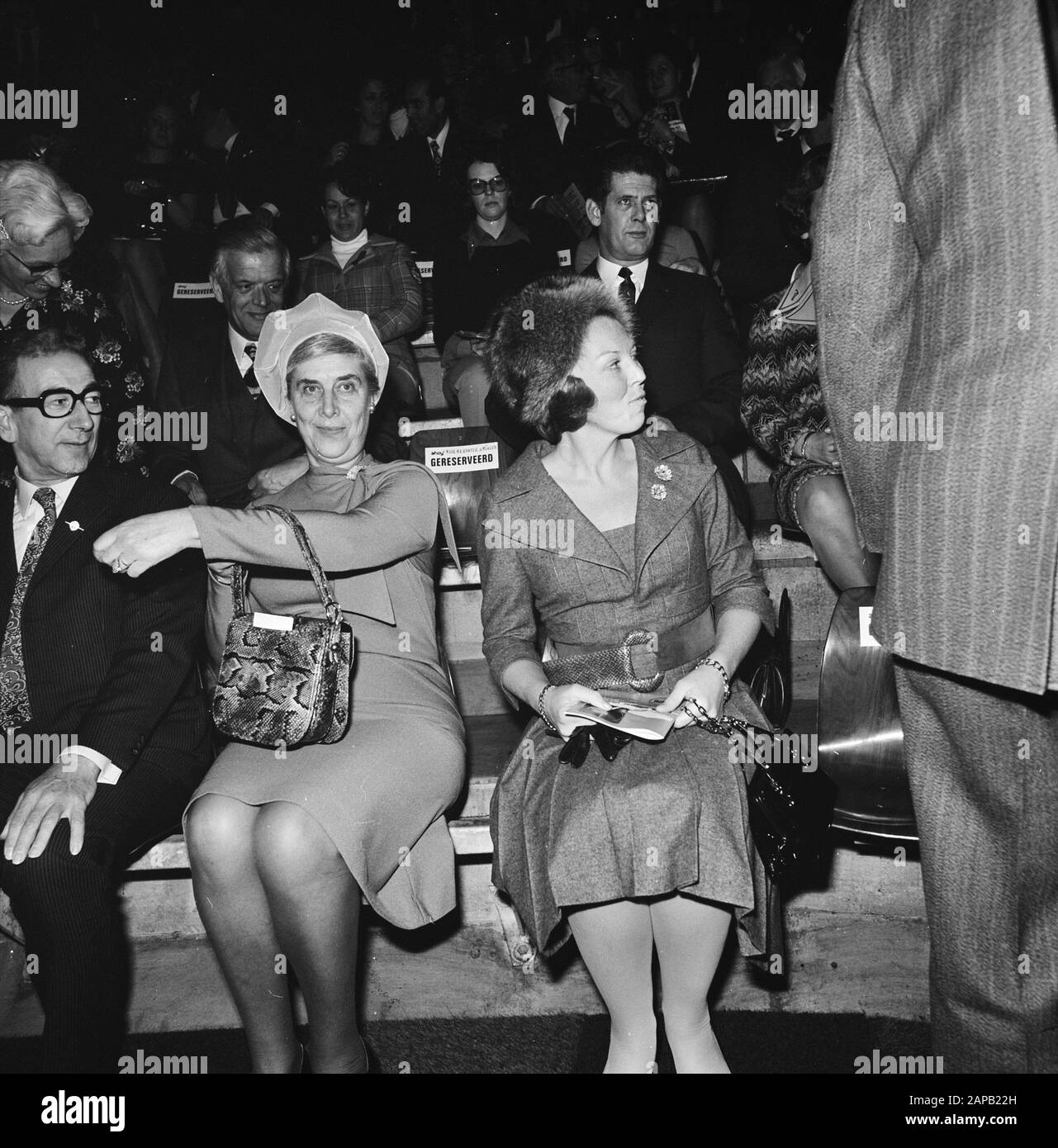 Prinzessin Beatrix besucht die Eröffnung der Weltmeisterschaft rhythmische Sportgymnastik in Rotterdam Beschreibung: Die Prinzessin auf den Tribünen Datum: 15. November 1973 Ort: Rotterdam, Zuid-Holland Schlagwörter: Turnen, Eröffnungen, Prinzessinnen, Weltmeisterschaften persönlicher Name: Beatrix, Prinzessin Stockfoto