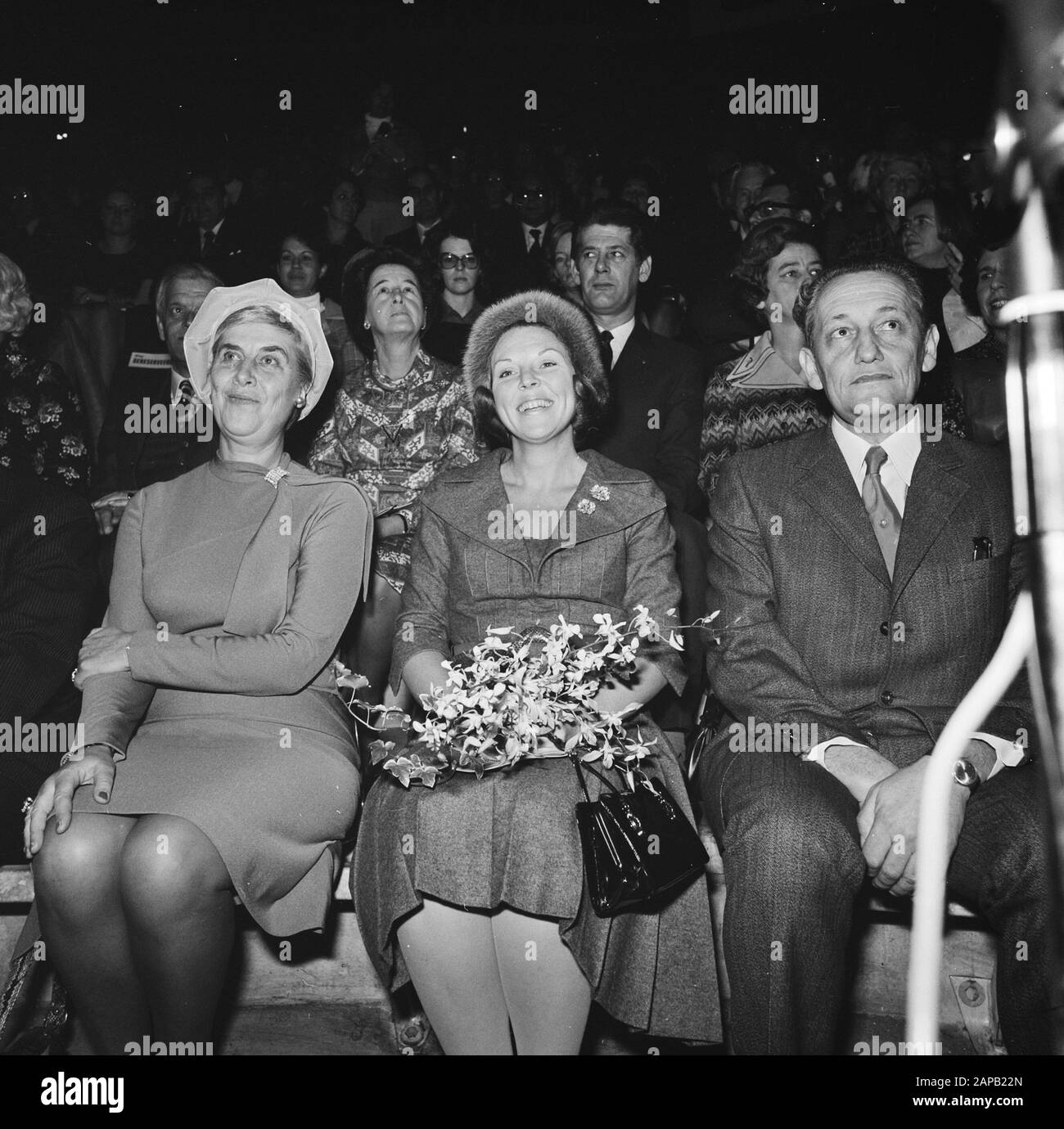 Prinzessin Beatrix besucht die Eröffnung der Weltmeisterschaft rhythmische Sportgymnastik in Rotterdam Beschreibung: Die Prinzessin (Mitte) blickt auf die Bühne Datum: 15. November 1973 Ort: Rotterdam, Zuid-Holland Schlagwörter: Turnen, Eröffnungen, Prinzessinnen, Weltmeisterschaften persönlicher Name: Beatrix, Prinzessin Stockfoto