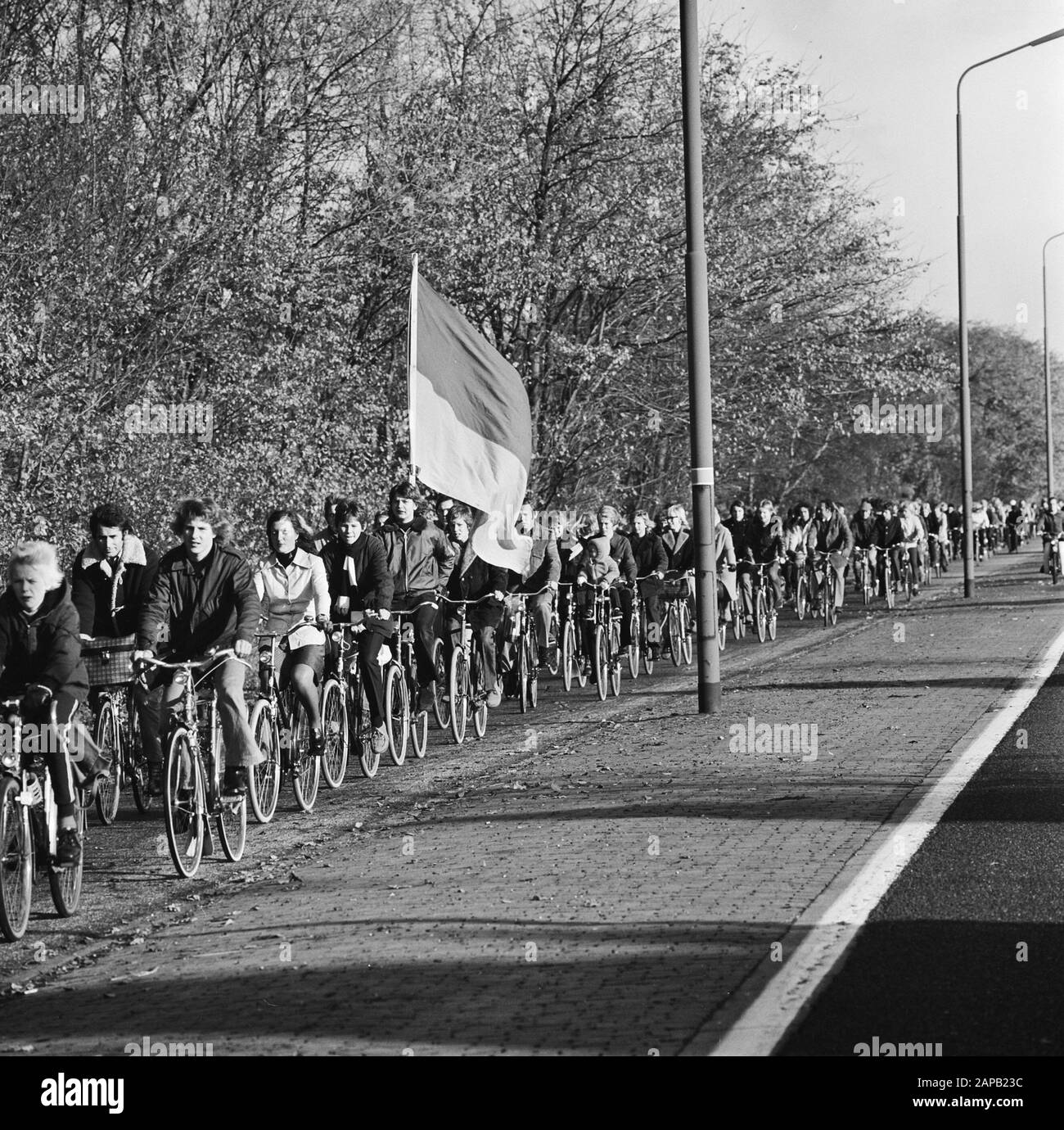 AZ-Anhänger auf dem Weg nach Haarlem für das Spiel gegen den FC Haarlem, das in Verbindung mit der karlosen Sonntags-Beschreibung: Die Radfahrer mit einer Flagge Datum: 11. November 1973 Ort: Noord-Holland Schlagwörter: Autofrei, Fahrräder, Anhänger, Fahnen Stockfoto