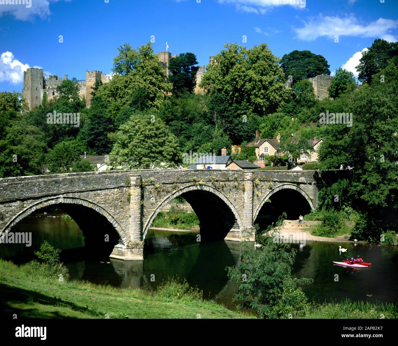 Dinham Bridge, River Teme und Ludlow Castle, Ludlow, Shropshire. Stockfoto