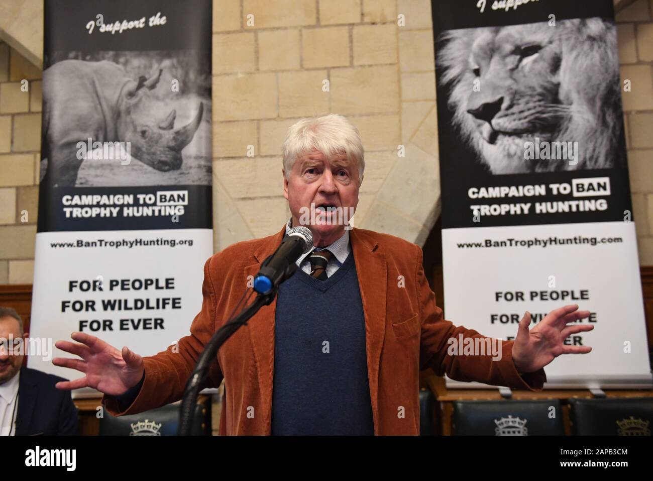 Stanley Johnson spricht auf einer Veranstaltung, um ein Verbot von Trophäenjagdimporten in den Häusern des Parlaments in Westminster, London, zu fordern. Stockfoto