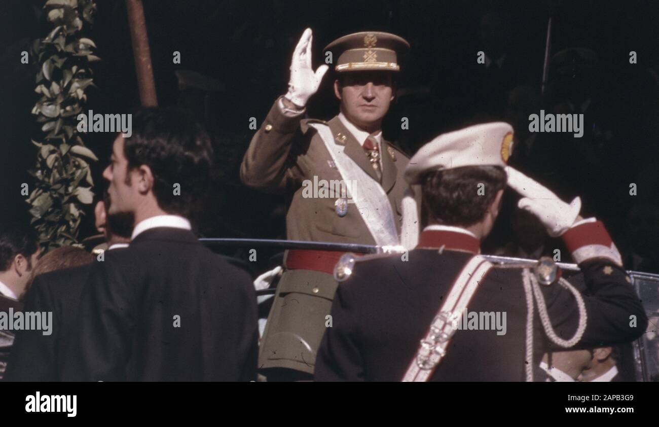 Die Proklamation und Vereidigung von Prinz Juan Carlos als König von Spanien während einer Sondersitzung der Cortes, dem spanischen Parlament, am 22. November 1975. Datum: November 1975 Ort: Madrid Schlüsselwörter: Generäle persönlicher Name: Juan Carlos, Prinz von Spanien Stockfoto