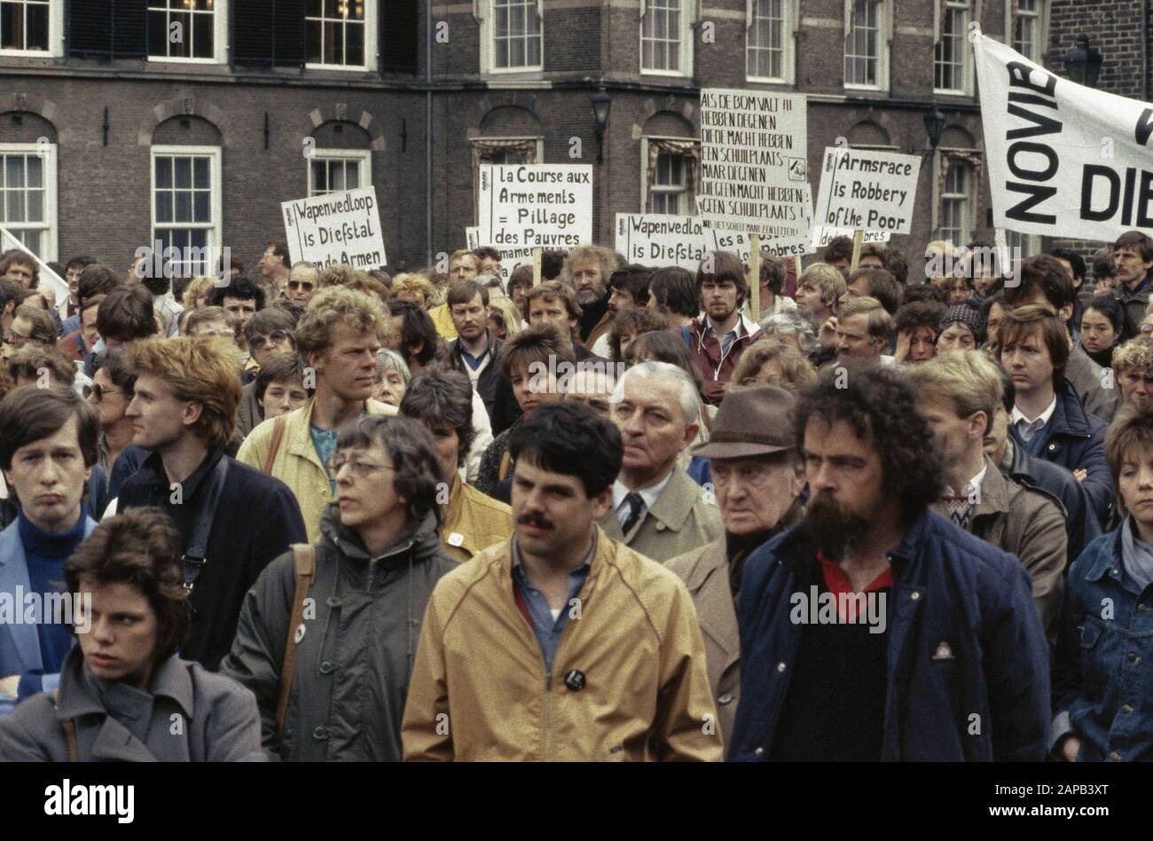 2 Minuten Schweigen gegen Atomwaffen auf dem Binnenhof in den Haag; Personengruppe am Binnenhof Datum: 1984 Ort: Binnenhof, den Haag, Zuid-Holland Stichwörter: Narrafen, Demonstrationen Stockfoto