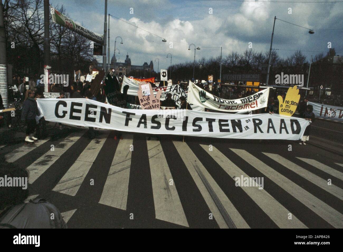 Blokkade Amsterdams Rathaus mit Bezug zur Installation Center Party; Banner: Keine Faschisten im Vorstand Datum: 29. april 1986 Ort: Amsterdam, Noord-Holland Schlagwörter: Blockaden, Installationen, Banner, Rathäuser persönlicher Name: Center Party Stockfoto