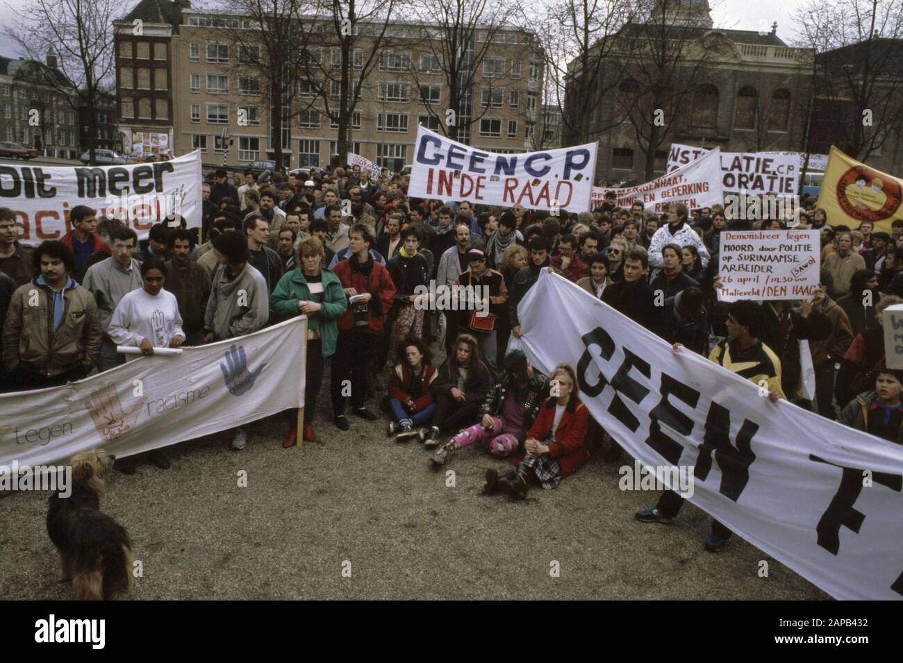 Blokkade Amsterdams Rathaus mit Bezug zur Installation Center Party; Banner Datum: 29. april 1986 Standort: Amsterdam, Noord-Holland Schlüsselwörter: Blockaden, SPANDOKS, Installationen, Rathäuser persönlicher Name: Center Party Stockfoto