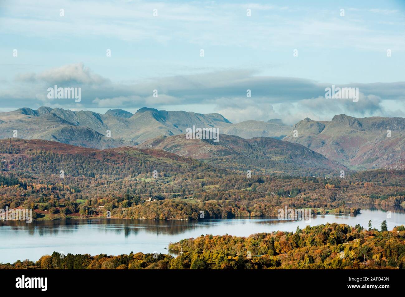 Panoramablick auf Langdale, Scafell, vom Orrest Head im Herbst, Lake District Stockfoto