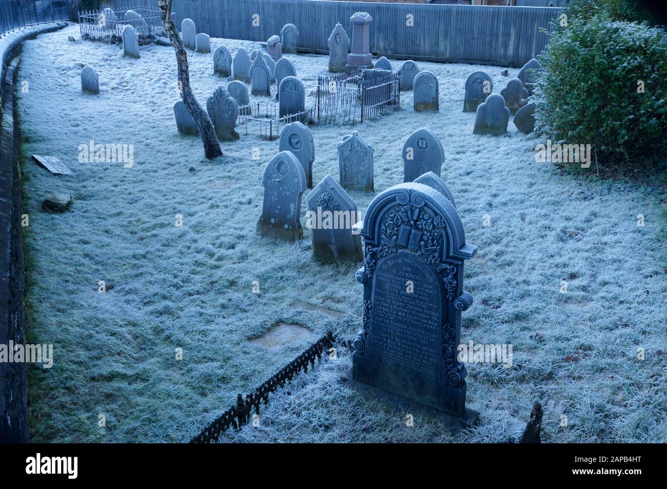 Viktorianischer Friedhof an einem frostigen Morgen, Trehafod, Rhonnda, Südwales. Stockfoto