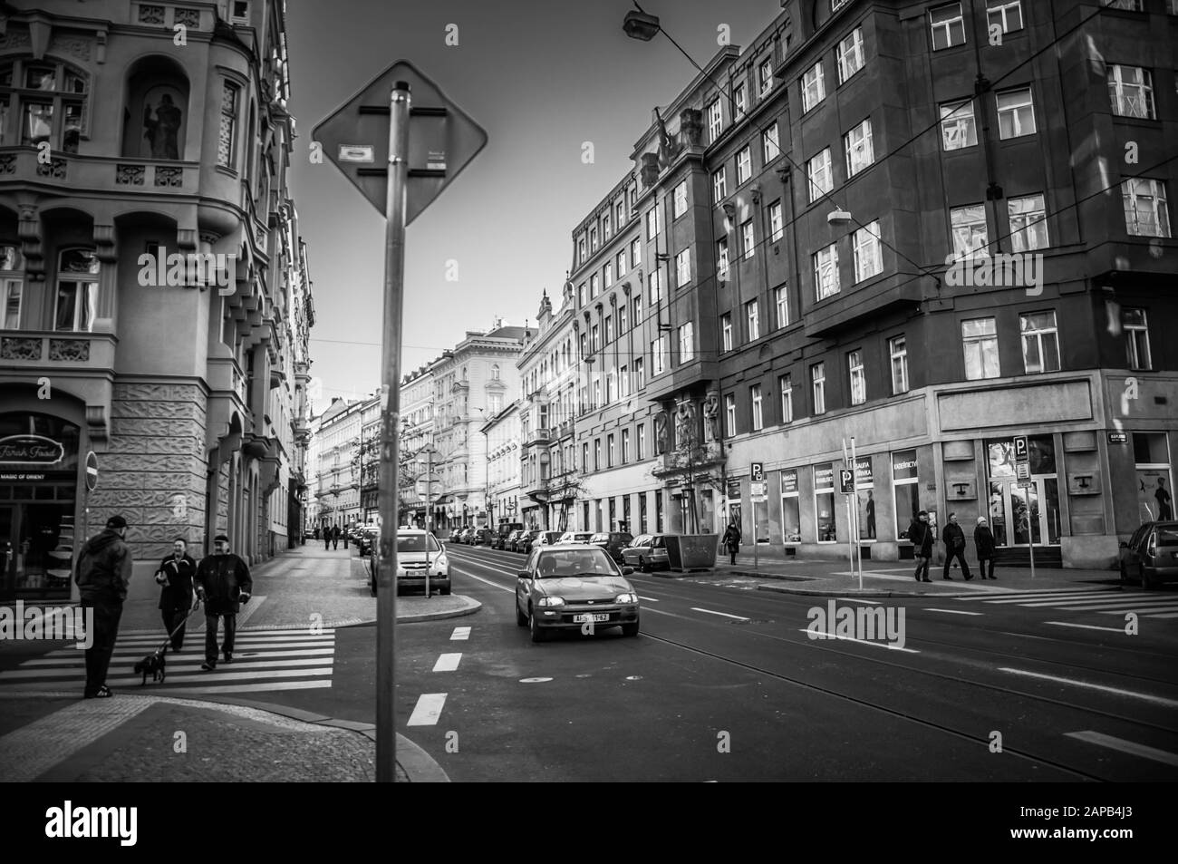 Prag, Tschechische Republik 1/5/2020: Straßenansicht von Prag. Schwarz und Weiß. Stockfoto