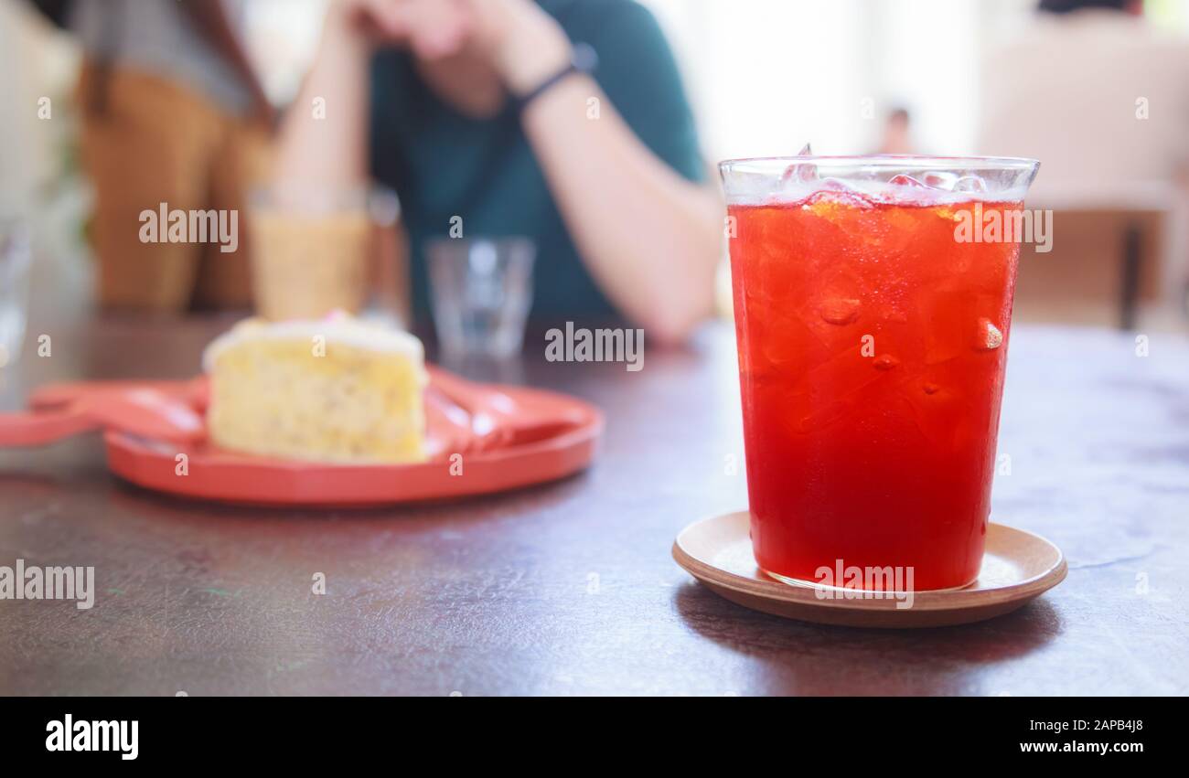 Selektiver, Konzentrierter Thai-Tee, Erfrischendes alkoholfreies Getränk, um den Durst mit süßem Aroma aus Kalk und kühlendem Geschmack zu beseitigen. Farbenfrohes Traditionelles Asiatisches Stockfoto