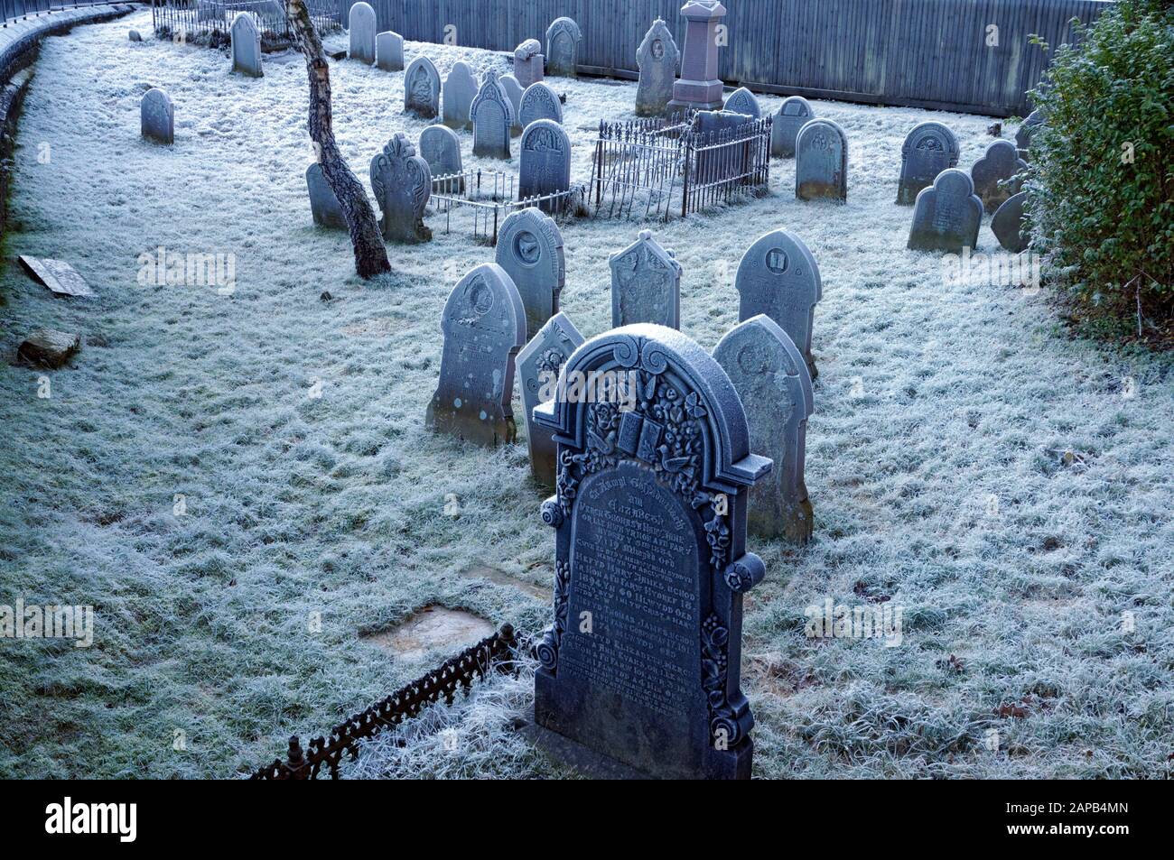 Viktorianischer Friedhof an einem frostigen Morgen, Trehafod, Rhonnda, Südwales. Stockfoto