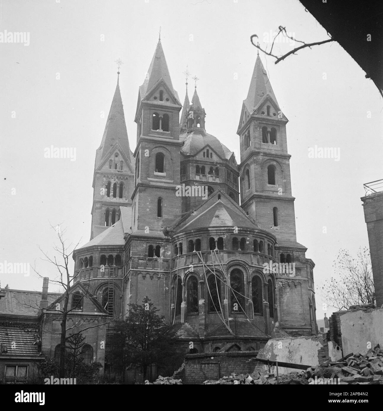 Vernielingen: Roermond Beschreibung: Die bei den Kriegshandlungen leicht beschädigte Romanik Munsterkerk in Roermond. Datum: März 1945 Ort: Limburger, Roermond Schlüsselwörter: Kirchen, Weltkrieg, Zerstörung Stockfoto