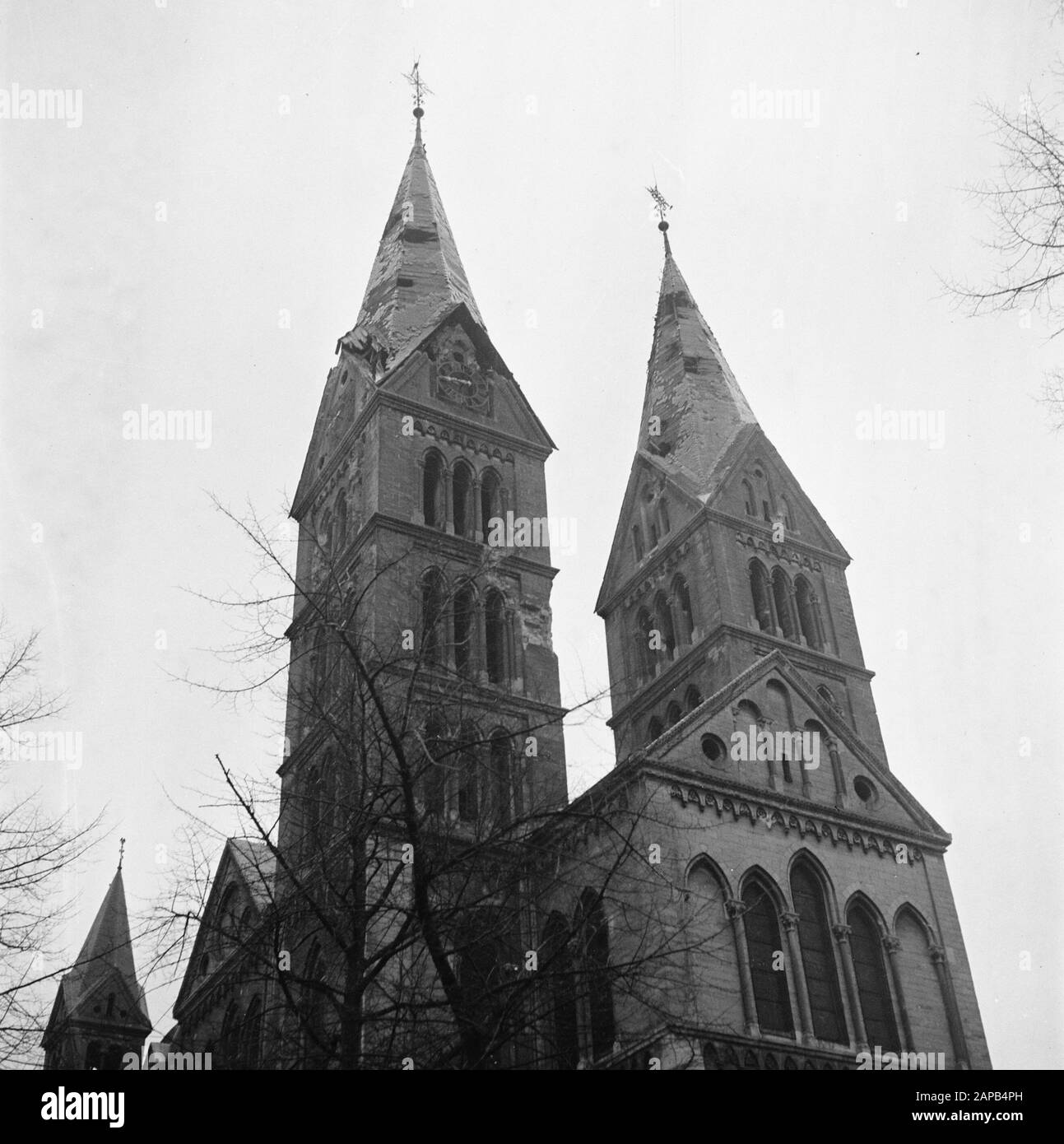 Vernielingen: Roermond Beschreibung: Die Romanik in Roermond wurde bei den Kriegshandlungen nur leicht beschädigt. Datum: März 1945 Ort: Limburger, Roermond Schlüsselwörter: Kirchen, Weltkrieg, Zerstörung Stockfoto