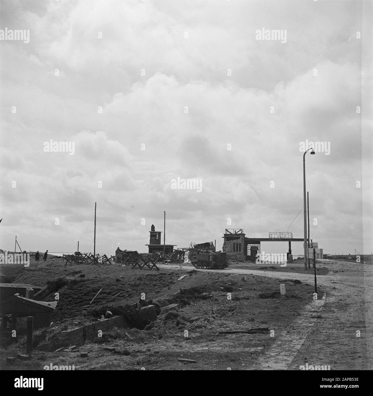 Front Nord-Ost Niederlande: Groningen-Friesland Beschreibung: Träger der 3. Kanadischen Infanterieabteilung im Kop van de Afsluitdijk. Im Hintergrund die zerstörte Tankstelle. Datum: 18.April 1945 Ort: Friesland-Schlüsselwörter: Bunker, Armeefahrzeuge, Weltkrieg Stockfoto