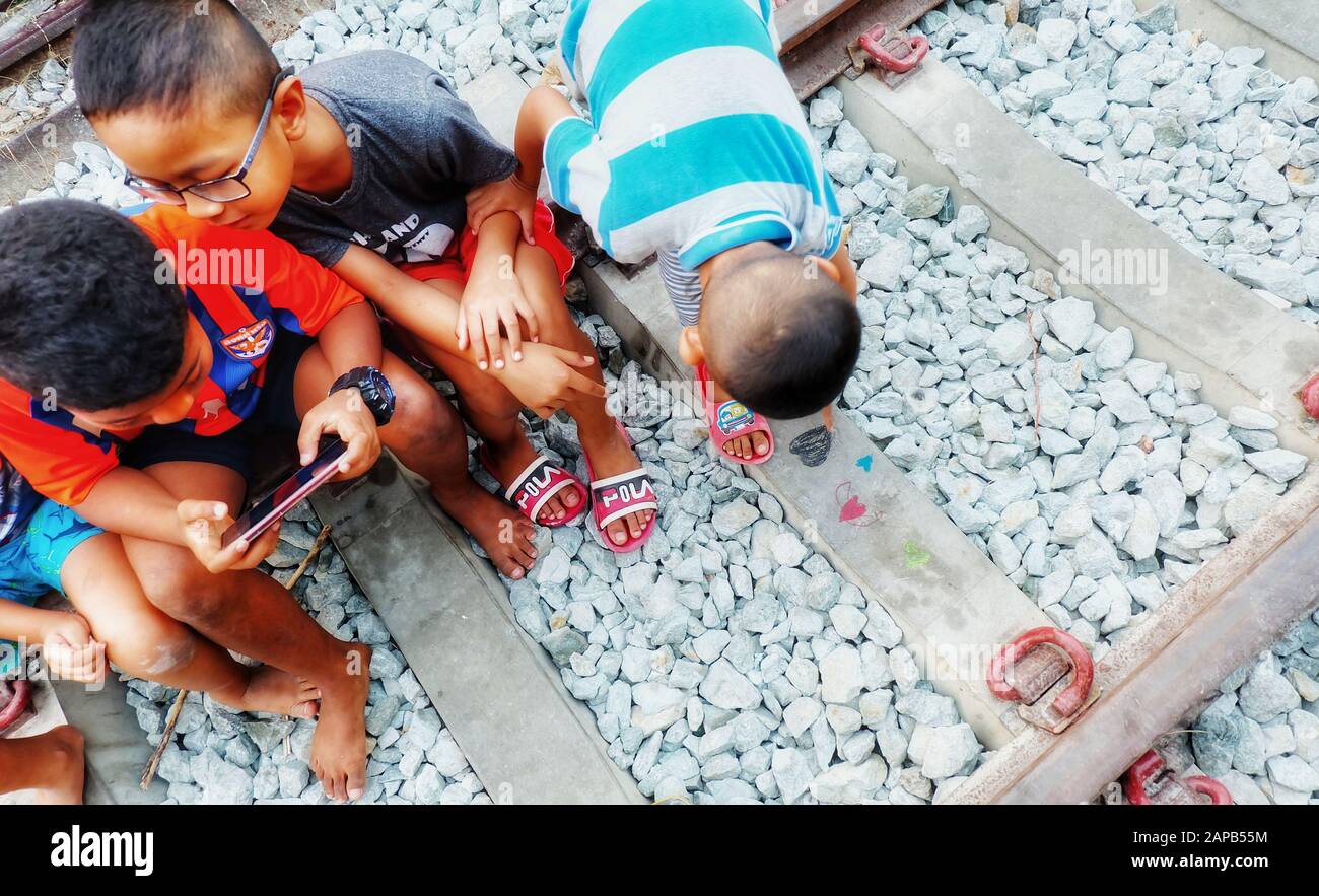 Kinder achten auf das Spiel, andere berühren die Herzform, auf der Bahn gemalt. Liebe, Valentine, Outdoor-Spiel, Spiel-Anwendung Stockfoto