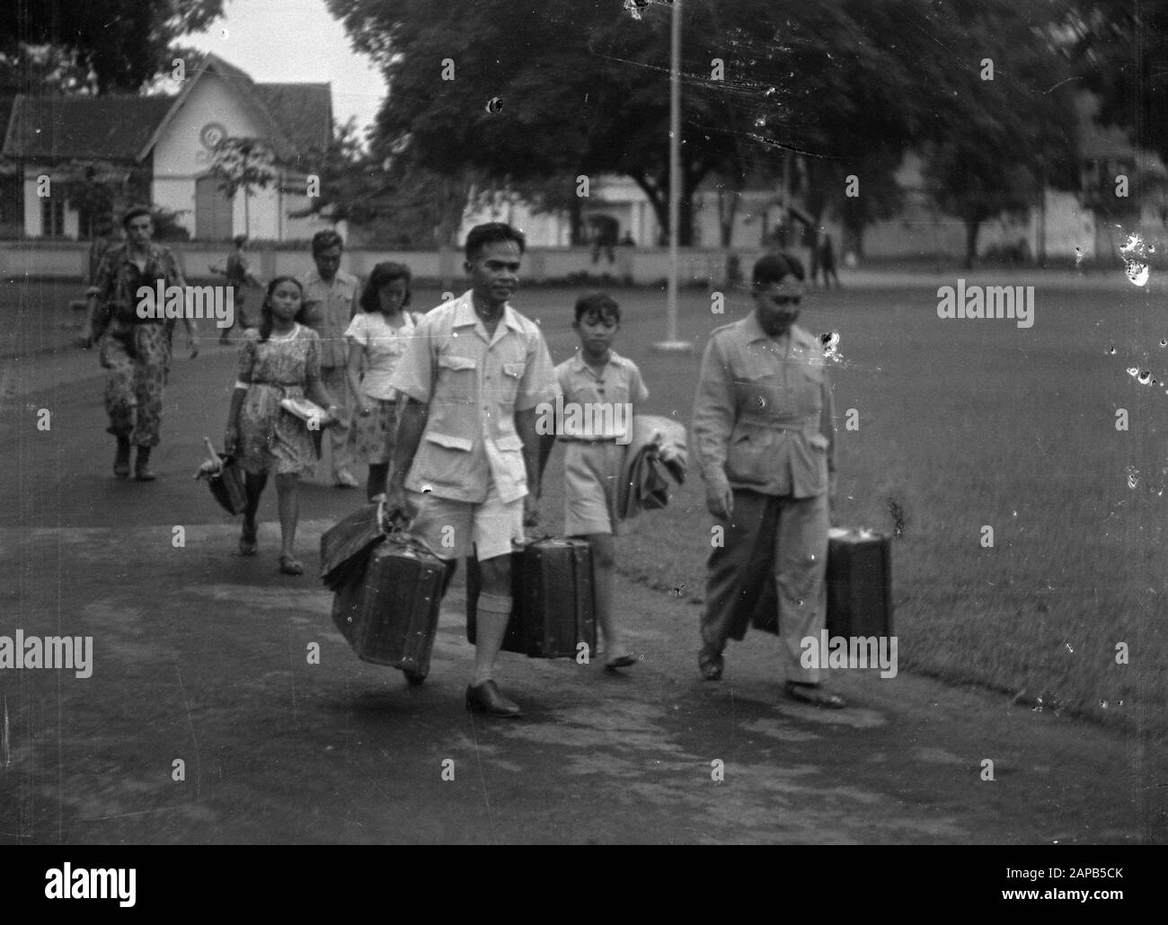 Beschreibung der republikanischen Behörden: Die Internierung der Republikaner bei der Besetzung von Djocja. Mit ihren Immobilien gehen sie zum Gebäude, wo sie das vorläufige Aufenthaltsdatum: 19. Dezember 1948 halten. Standort: Indonesien, Niederländisch-Ostindien Stockfoto