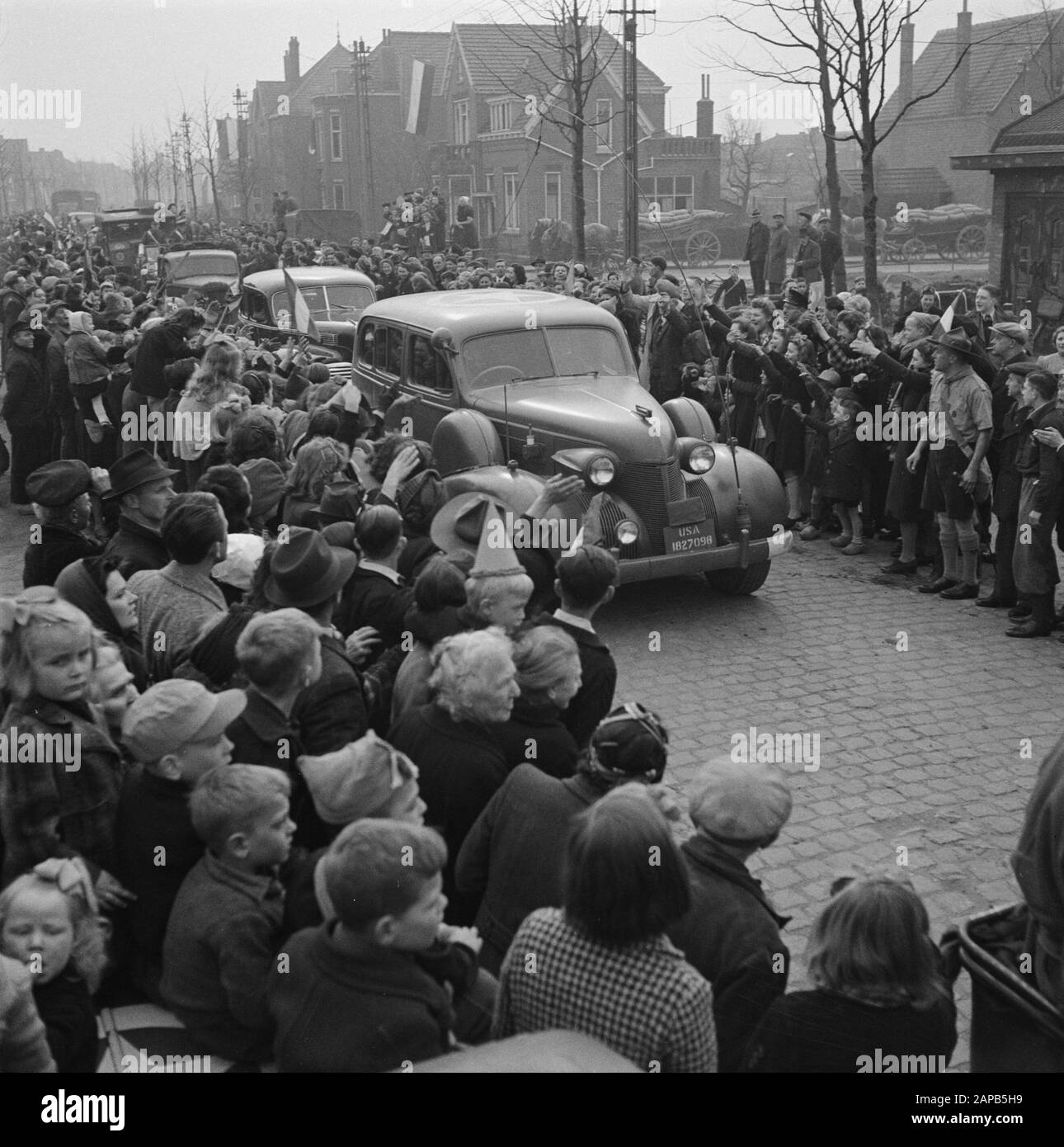 Tour durch die befreiten Südholländer (Zeeland, brabant und Limburger) Beschreibung: Die Motorkatenwagen der Prozession der Königin Wilhelmina fahren an einen Ort, an dem die Bevölkerung ausläuft Datum: März 1945 Ort: Zeeland Schlüsselwörter: Befreiung, königliche Besuche, zweiter Weltkrieg persönlicher Name: Wilhelmina (Königin Niederlande) Stockfoto