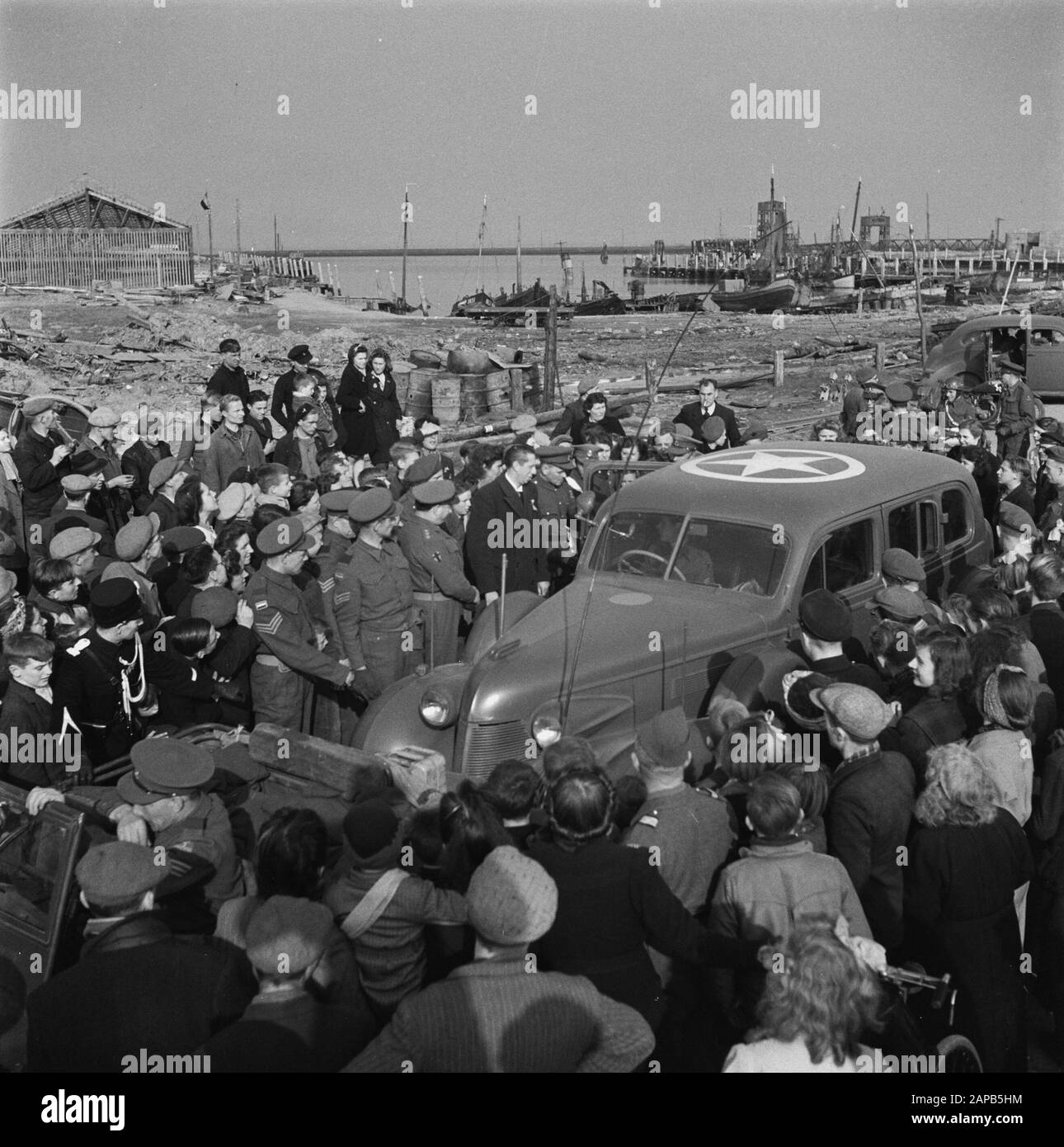 Tour durch die befreiten Südholländer (Zeeland, brabant und Limburger) Beschreibung: Das Auto von Konining Wilhemina am Breskener Hafen? Datum: 13.März 1945 Ort: Breskens, Zeeland Schlüsselwörter: Autos, Befreiung, königliche Besuche, Zweiter Weltkrieg persönlicher Name: Wilhelmina (Königin Niederlande) Stockfoto
