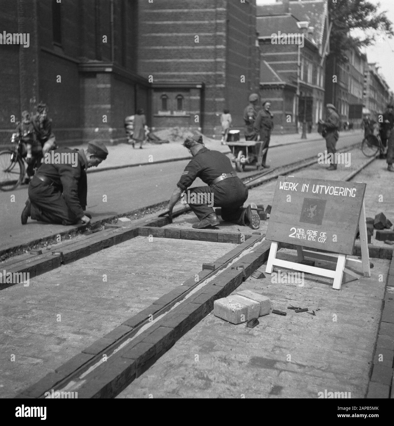 Recovery: Amsterdam Beschreibung: Amsterdam. Spaarndammerstraat in der Nähe der Maria-Magdalena-Kirche. Unter der Führung des Kapitäns J. Breman begann die 2nd Genie Company in Amsterdam mit der Reparatur von sehr weitreichenden Arbeiten. Seine Aufgabe ist es, alle Verkehrshindernisse in der Stadt Amsterdam so schnell wie möglich zu beseitigen, einschließlich der Räumung von Bauarbeiten im Hafen. Die Arbeit besteht auch darin, Barrieren zu beseitigen, die von den Deutschen in den Straßen hergestellt wurden, und die durch Holzblöcke verursachten Verkaperungen zu schließen: Überflutete Keller zu pumpen usw. Anmerkung: Das Kirchengebäude des Architekten P.J.H. Cuypers wurde eingerissen Stockfoto