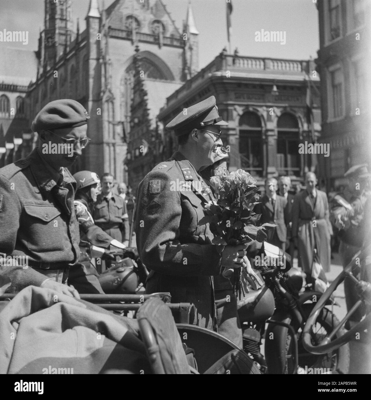 Tour von Fürst Bernhard durch West-Nederland Beschreibung: Der Prinz mit Blumen auf dem Grote Markt in Haarlem Datum: 29. Juni 1945 Ort: Haarlem, Noord-Holland Schlüsselwörter: Blumen, Jeeps, Fürsten persönlicher Name: Bernhard (Prinz Niederlande) Stockfoto