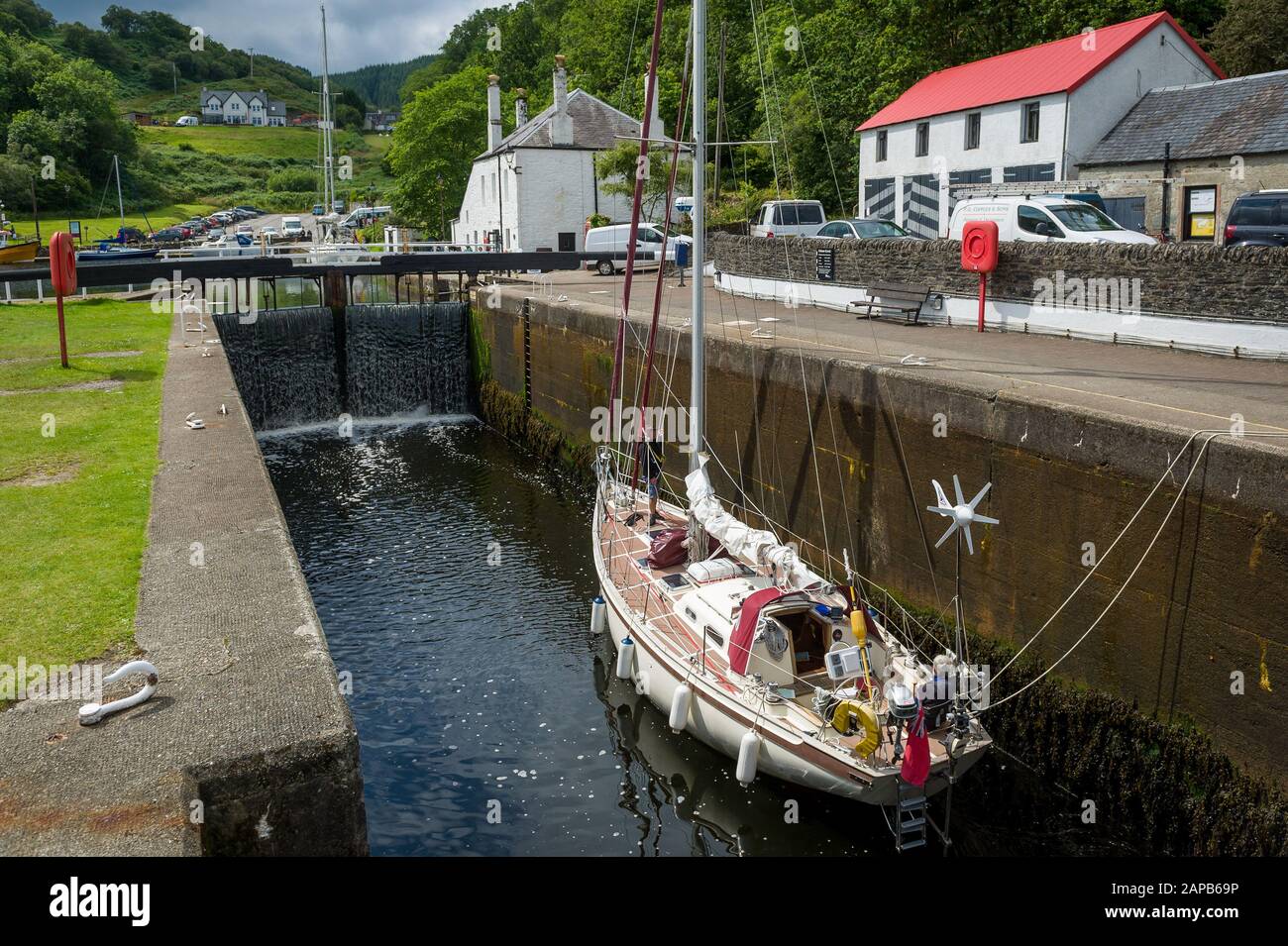 Segelboote passieren Tore des Crinan-Kanals. Segeltörn in Schottland. Stockfoto