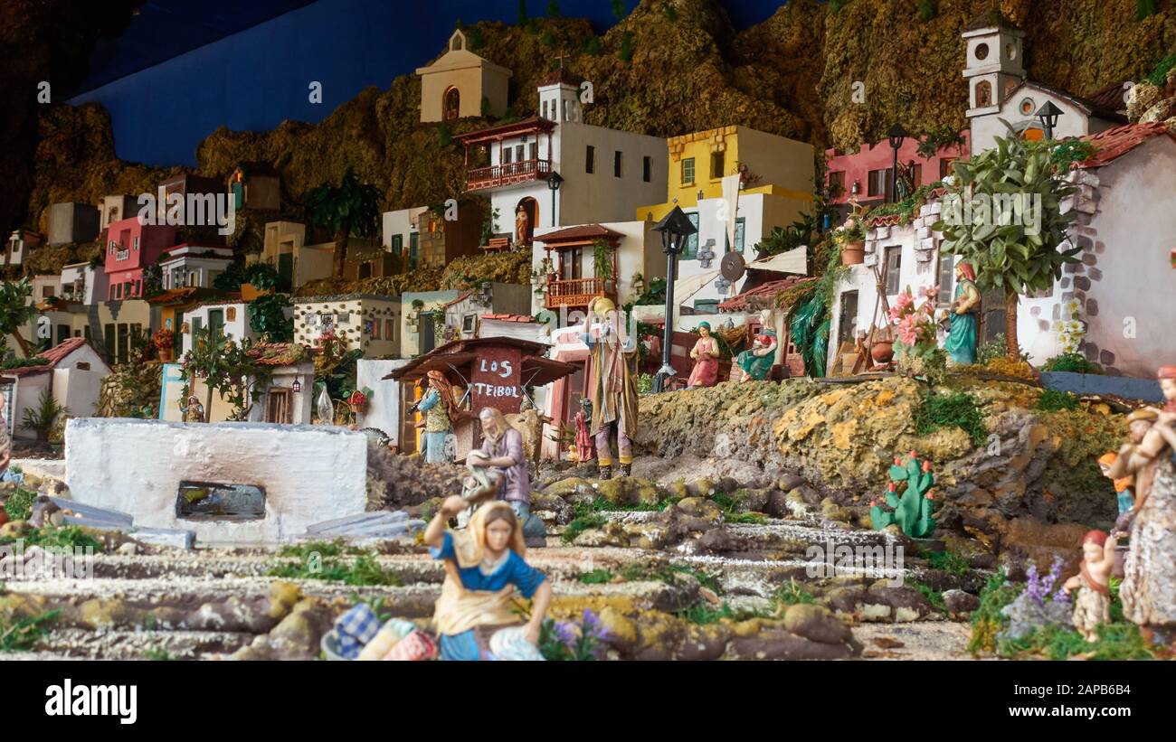 Candelaria, Tenera, Spanien - 12. Dezember 2019: Weihnachtsbelen - Statue von Menschen und Häusern in Miniatur, die das Leben der Stadt darstellen Stockfoto