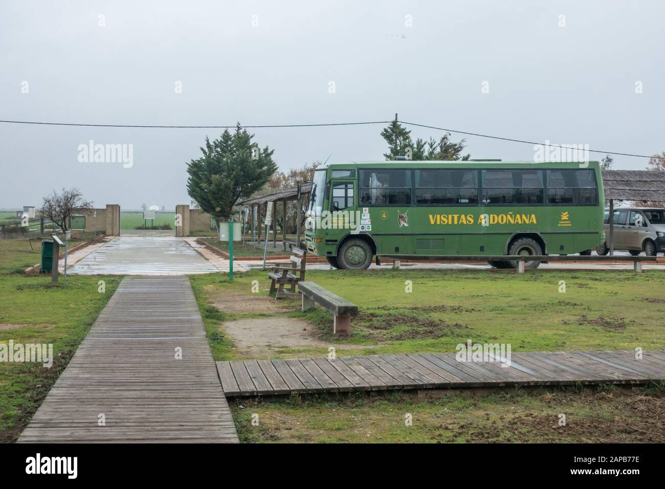 Der Reisebus hält José Antonio Valverde, das Zentrum des Vistor, im Nationalpark Doñana, Andalusien, Huelva, Spanien. Stockfoto