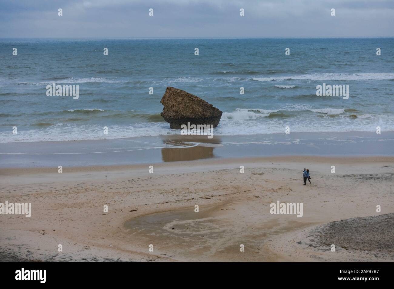 Der Felsen, Teil eines alten, auf dem Kopf stehenden Turms (Torre de la Higuera) am Strand in Matalascañas, Huelva, Spanien. Stockfoto