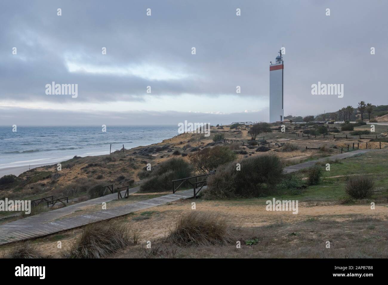 Strände in Matalascañas, mit modernem Leuchtturm, bei starkem Wetter, Matalascañas, Huelva, Spanien. Stockfoto