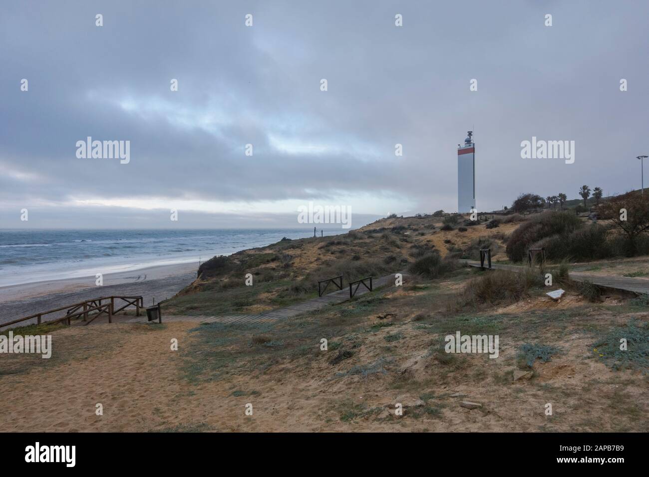 Strände in Matalascañas, mit modernem Leuchtturm, bei starkem Wetter, Matalascañas, Huelva, Spanien. Stockfoto