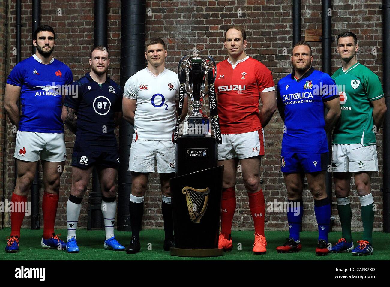 London, Großbritannien. Januar 2020. Mannschaftskapitäne Charles Ollivon aus Frankreich (1L), Stuart Hogg aus Schottland (2L), Owen Farrell aus England (3L), Alun Wyn Jones aus Wales (1R), Luca Bigi aus Italien (2R) und Johnny Sexton aus Irland (3R) posieren für ein Foto mit der Guinness Six Nations Trophäe. Guinness Six Nations Championship 2020 Turnierstart im Tobacco Dock in Tobacco Quay, London am Mittwoch, 22. Januar 2020. Dieses Bild darf nur für redaktionelle Zwecke verwendet werden. Nur redaktionelle Verwendung, Bild von Steffan Bowen/Credit: Andrew Orchard Sportfotografie/Alamy Live News Stockfoto