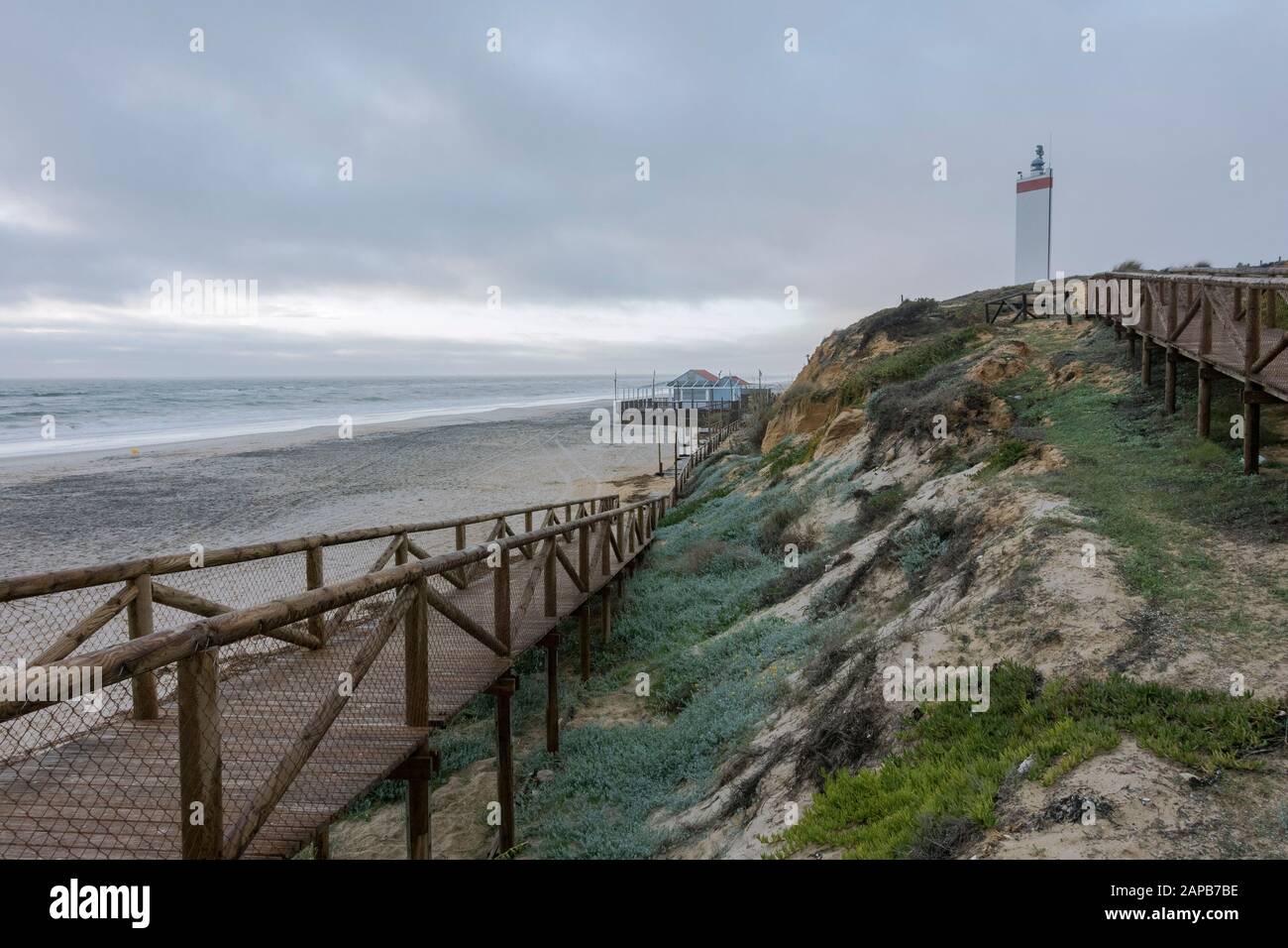 Strände in Matalascañas, mit modernem Leuchtturm, bei starkem Wetter, Matalascañas, Huelva, Spanien. Stockfoto