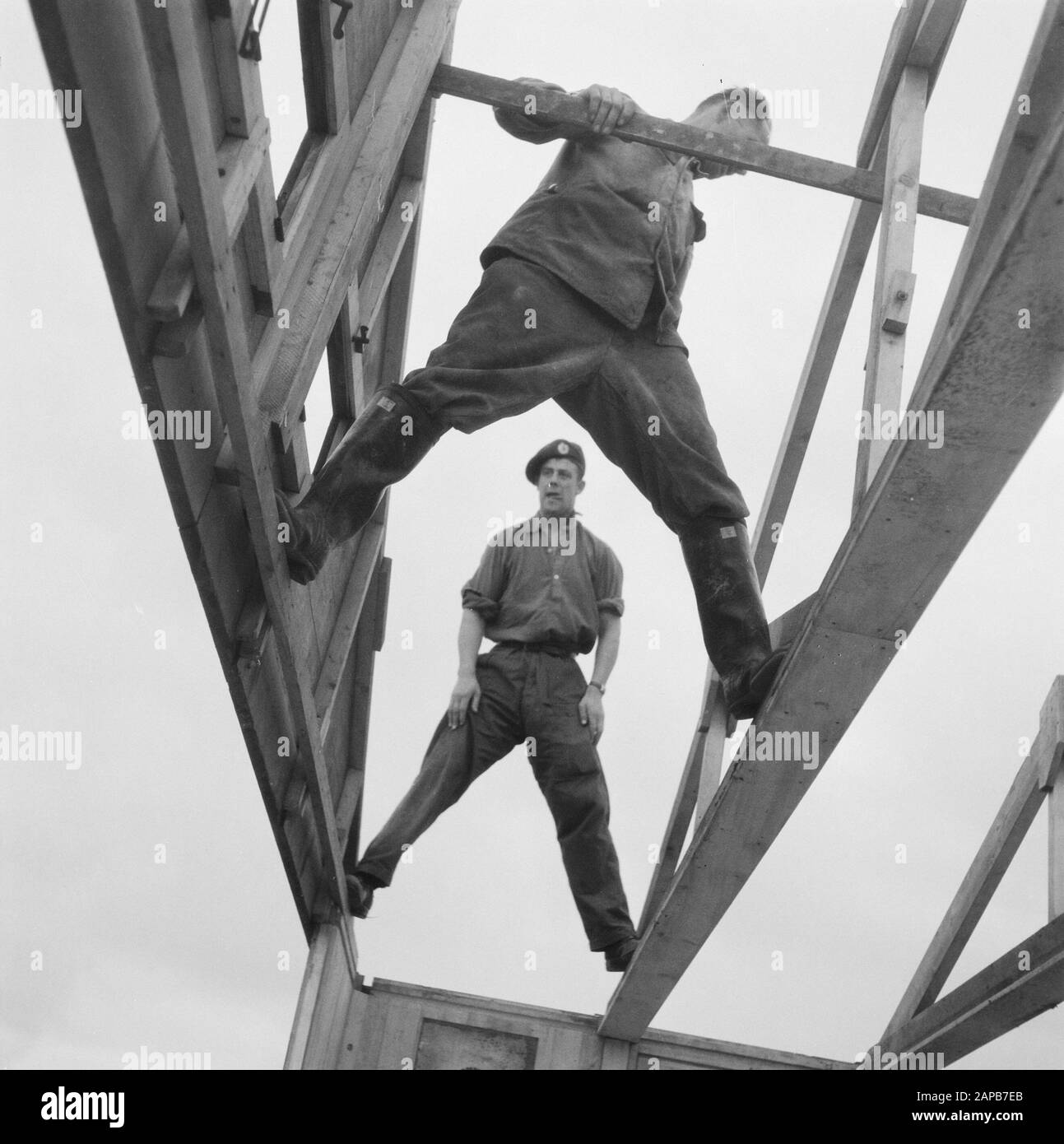 Walcheren: Herstelling Nollegat im Seerand und an anderen Orten in Walcheren Beschreibung: Baracken (gespendet von der Schweiz). Deutsche Kriegsgefangene (Front) und ein Alliiertes Militär beim Bau einer Kaserne Datum: 1945 Standort: Walcheren Schlüsselwörter: Erholung, zweiter Weltkrieg, Wiederaufbau Stockfoto