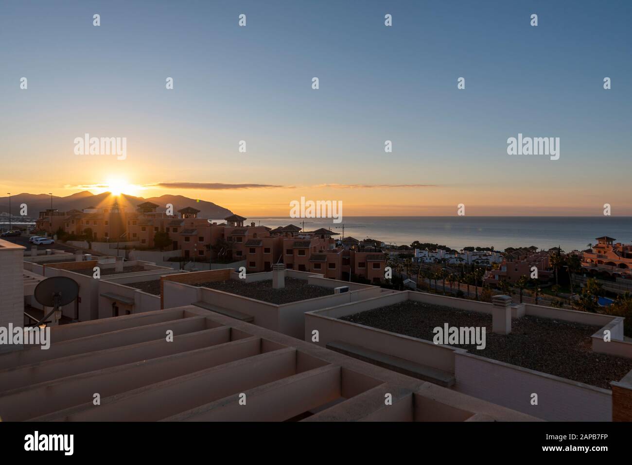 Blick auf das Mittelmeer von einem Mietobjekt in Isla Plana, Murcia, Costa Calida, Spanien, Europa. Blick auf den Berg Sierra de la Muela. Strahlen Stockfoto