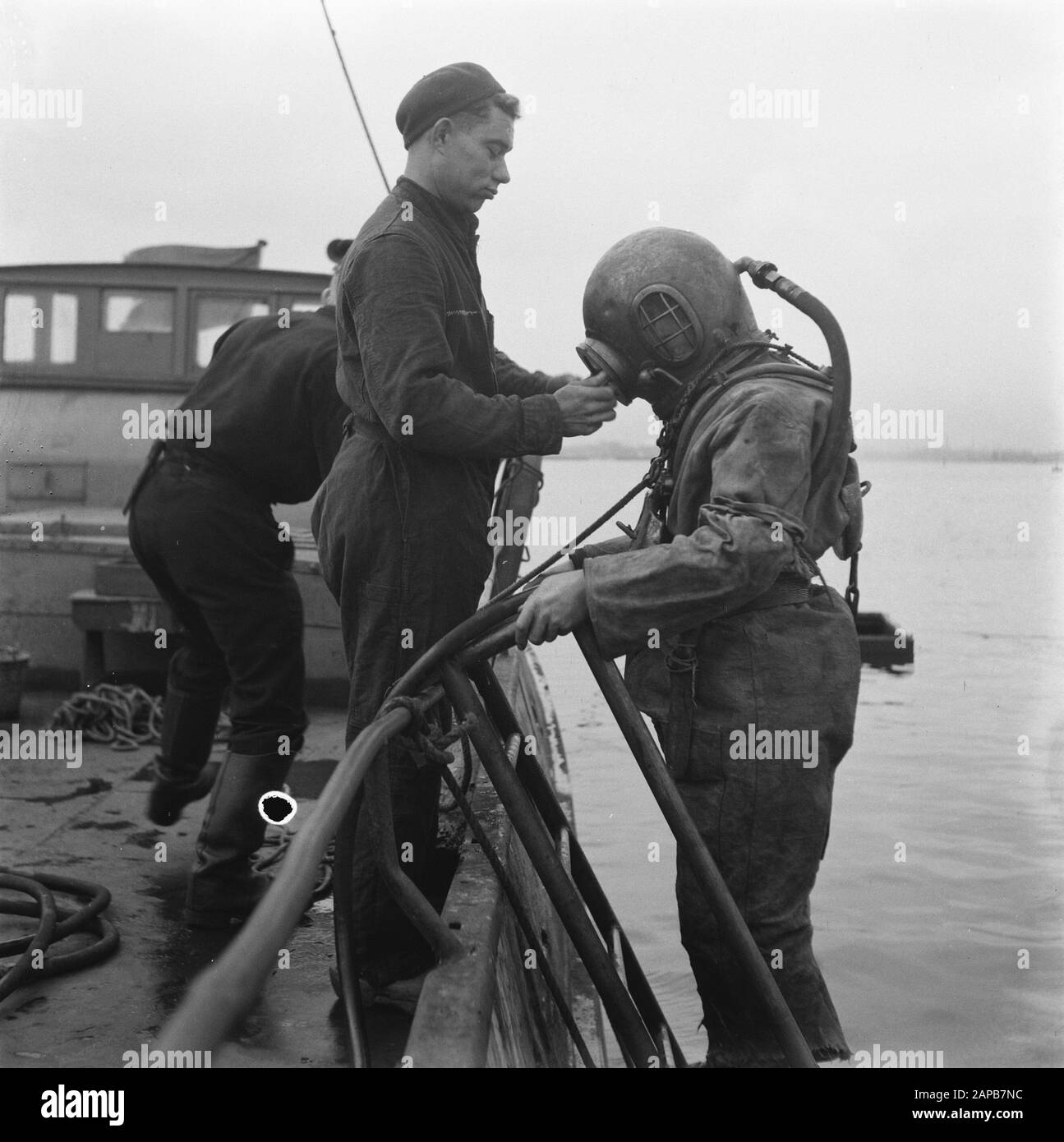 Amsterdam, Fotos der Reparaturarbeiten im Hafen Datum: 1945 Standort: Amsterdam, Noord-Holland Schlüsselwörter: Erholung, Zweiter Weltkrieg Stockfoto