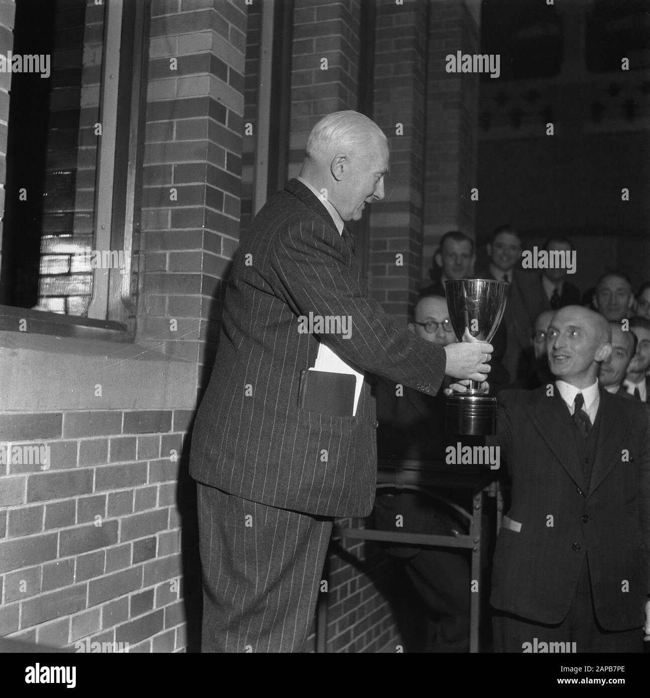 Cup Award im Team des Koopmansbeurs Amsterdam Datum: 1945 Ort: Amsterdam, Noord-Holland Schlüsselwörter: Sport, 2. Weltkrieg Stockfoto