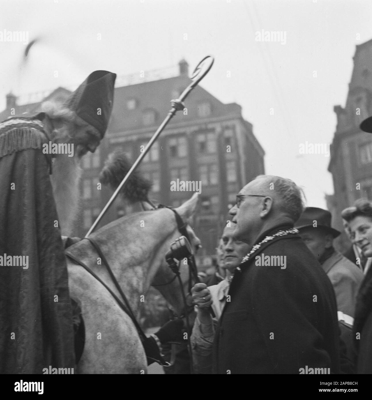 Ankunft Sint Nicholas in Amsterdam. Amtierender Bürgermeister Feike de Boer begrüßt den heiligen Mann am Staudamm: 30. November 1945 Ort: Amsterdam, Noord-Holland Schlüsselwörter: Bürgermeister, Eintragungen, Sinterklaas persönlicher Name: Boer, Feike de Stockfoto