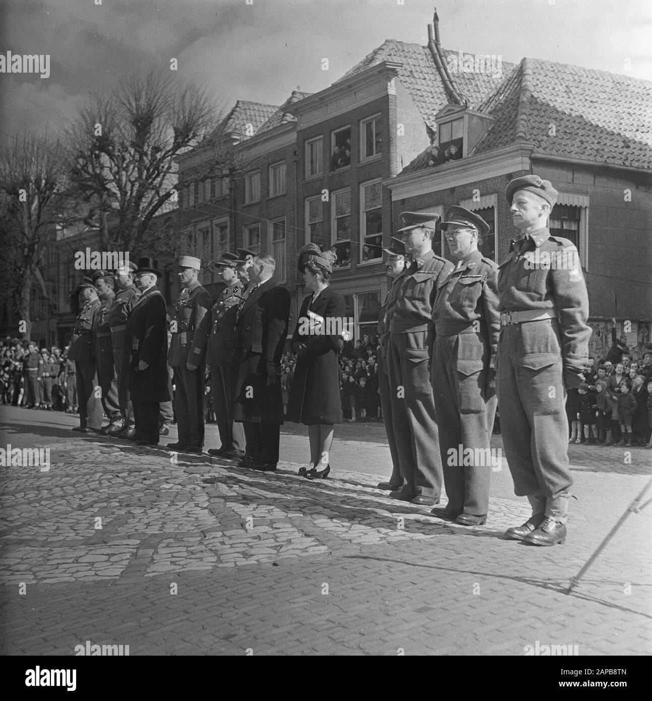 Ausschmückung niederländischer Soldaten mit französischer Auszeichnung Datum: 6. April 1946 Schlüsselwörter: Soldaten, Auszeichnung Stockfoto