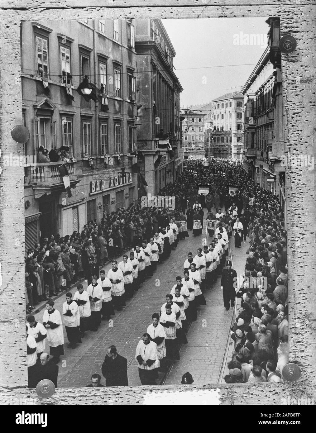 Traueropfer der Unruhen in Triest Datum: 10. November 1953 Stichworte: Beerdigungen, OPFER Stockfoto